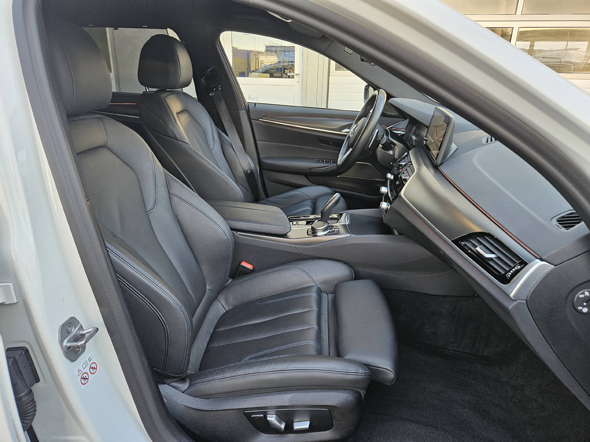 BMW 520d xDrive * Pack M Sport * Pack M Aerodynamik * BMW Service Plus 10 Jahre/ 100'000 km *-image-19