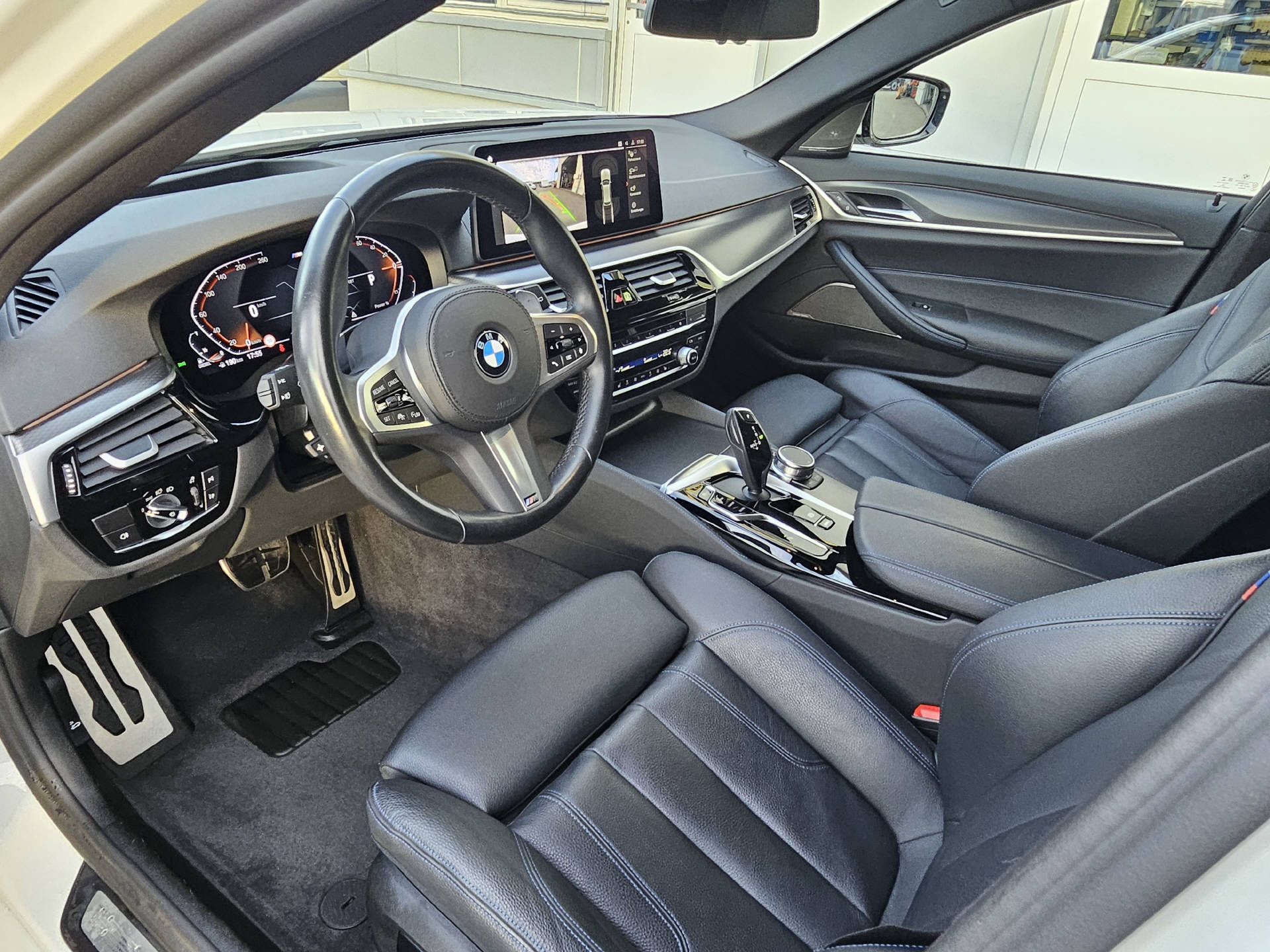 BMW 520d xDrive * Pack M Sport * Pack M Aerodynamik * BMW Service Plus 10 Jahre/ 100'000 km *-image-15
