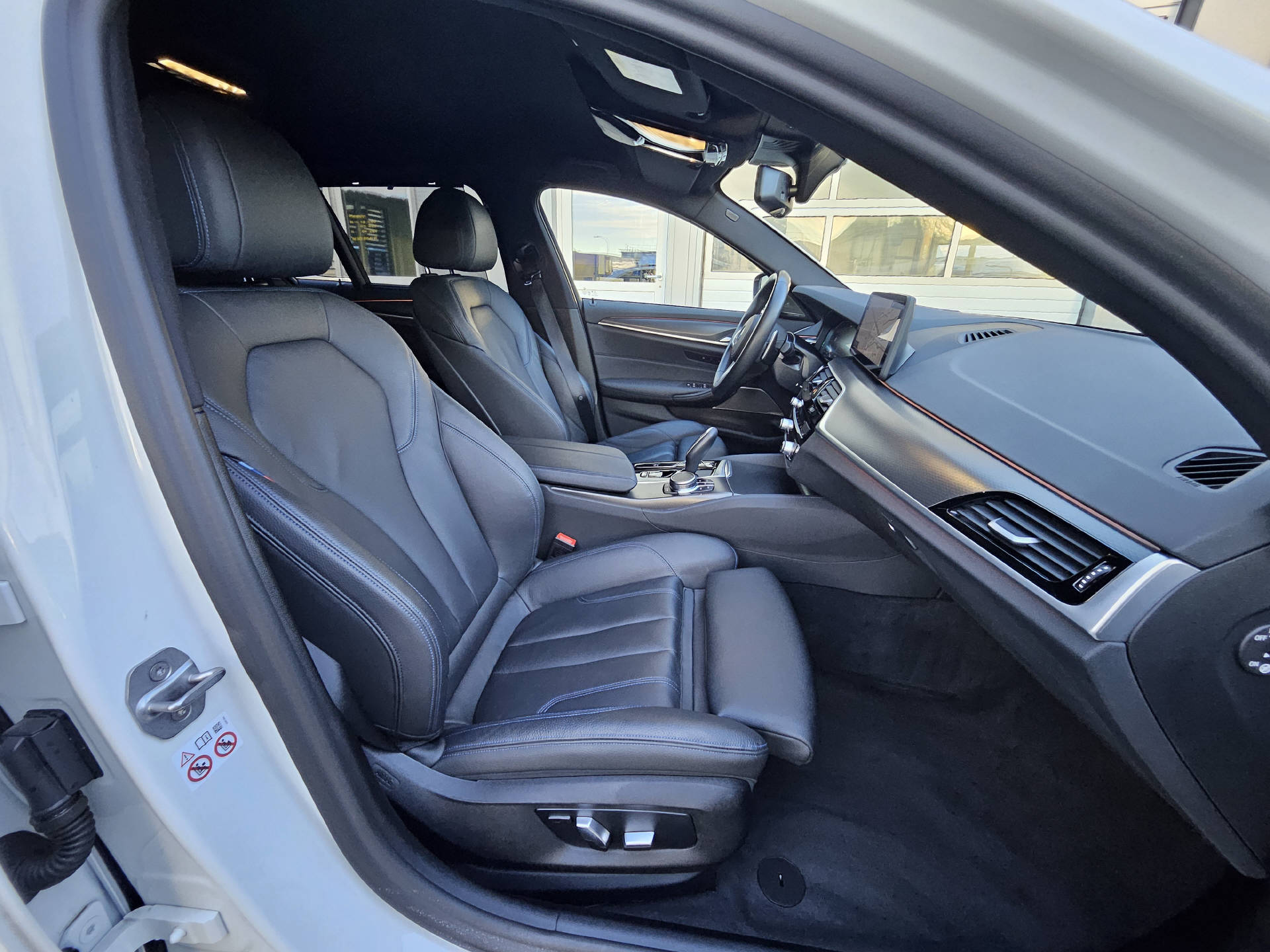 BMW 520d xDrive * Pack M Sport * Pack M Aerodynamik * BMW Service Plus 10 Jahre/ 100'000 km *-image-18