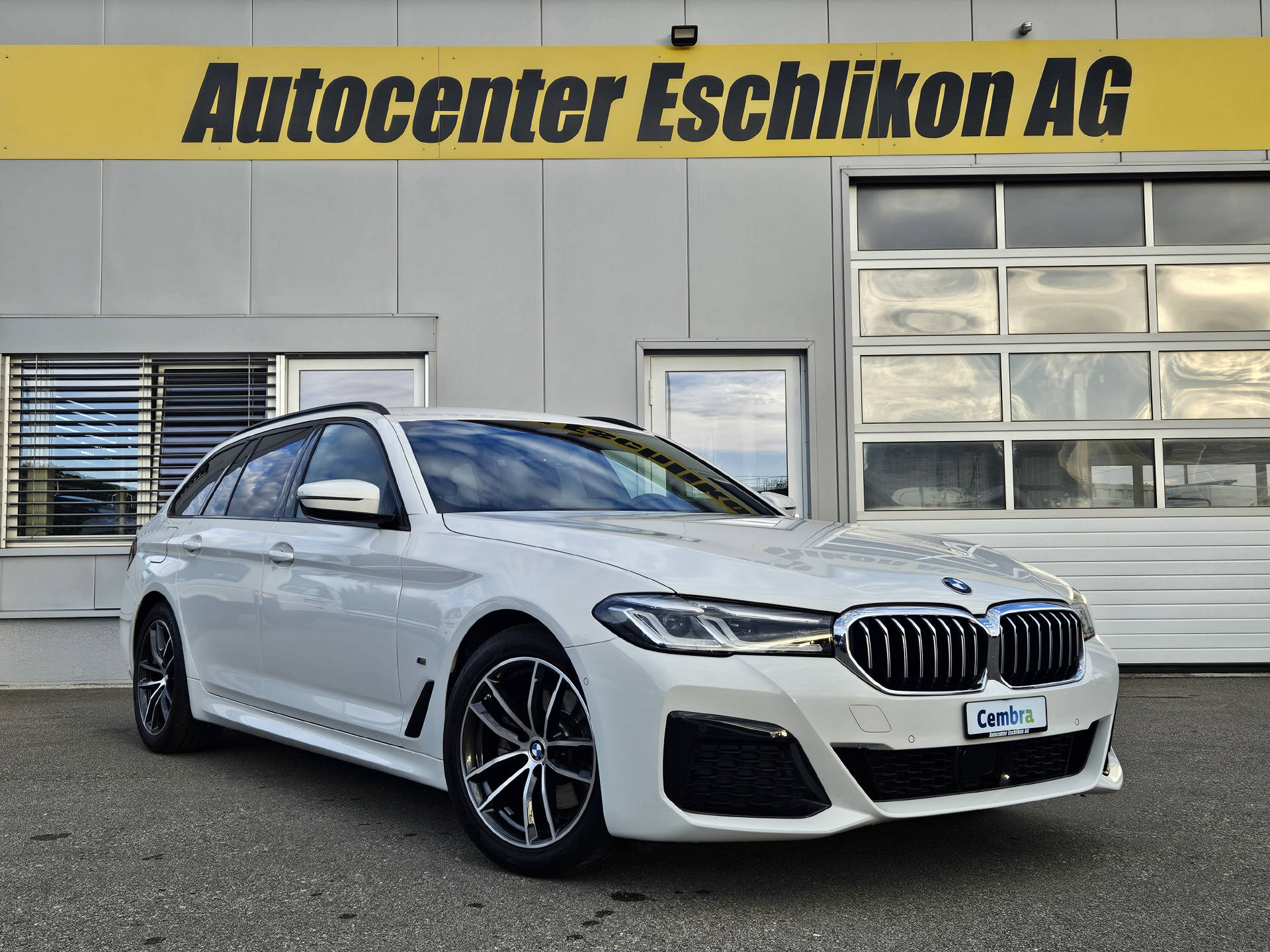 BMW 520d xDrive * Pack M Sport * Pack M Aerodynamik * BMW Service Plus 10 Jahre/ 100'000 km *-showroom-element-2