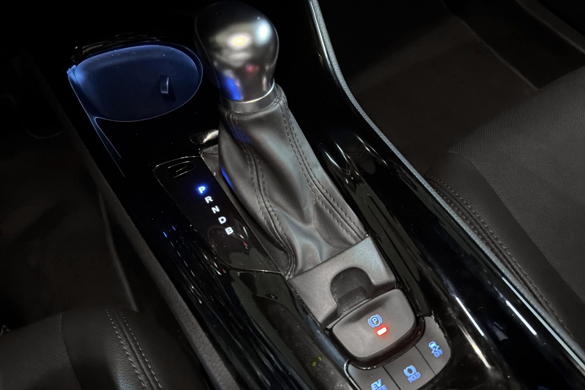 TOYOTA C-HR 1.8 HSD CVT Trend-image-14