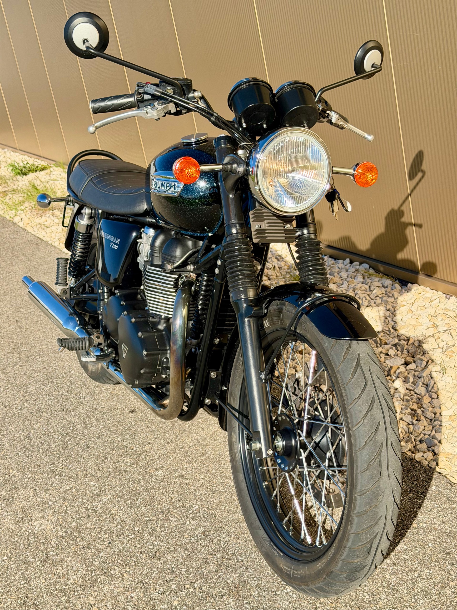 TRIUMPH Bonneville 900 i T 100-image-2