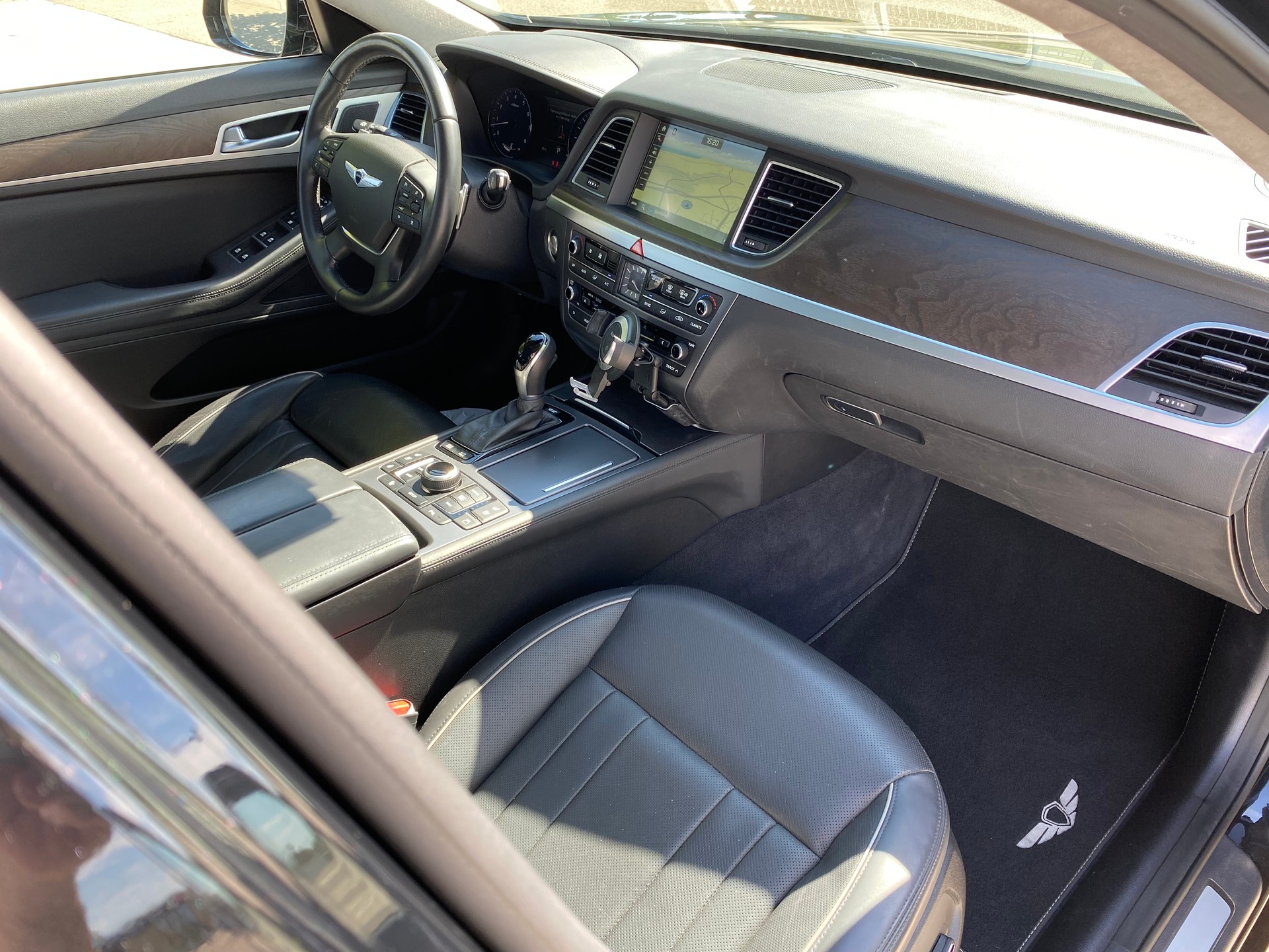 HYUNDAI Genesis Limousine 3.8 V6 HTRAC 4WD-image-11