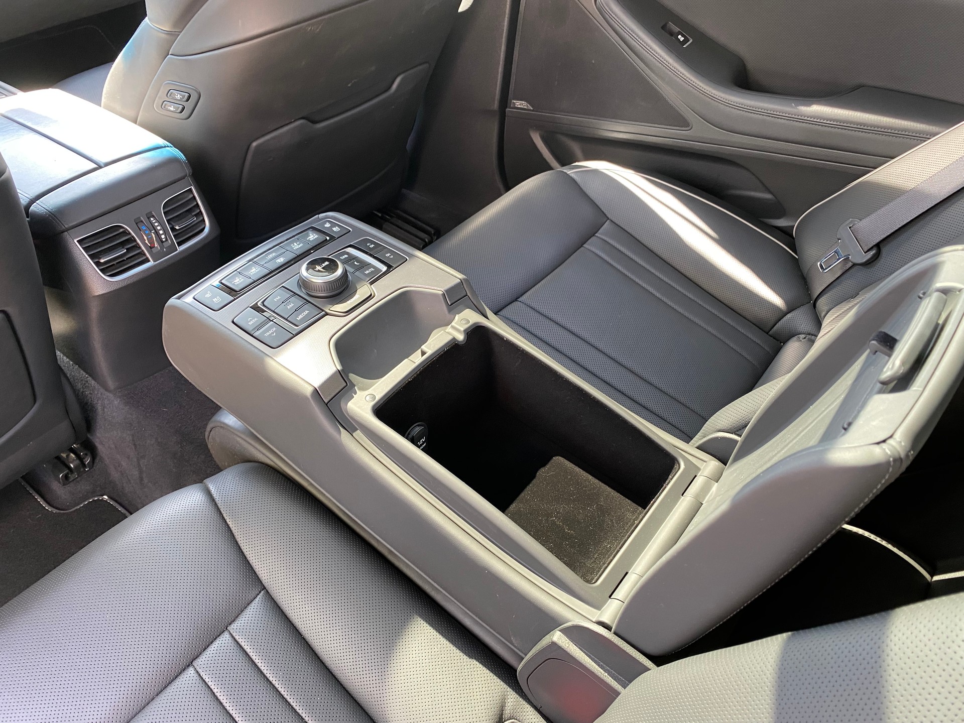 HYUNDAI Genesis Limousine 3.8 V6 HTRAC 4WD-image-12