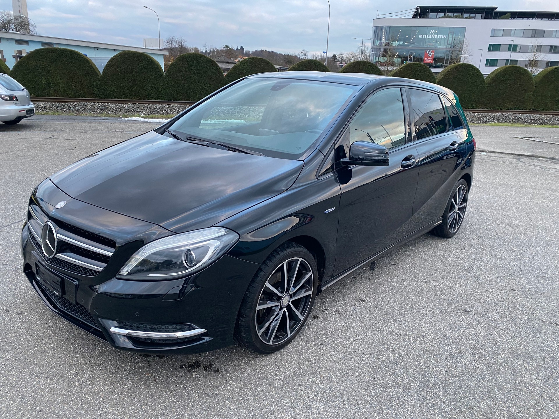 MERCEDES-BENZ B 200 Active Edition-image-2