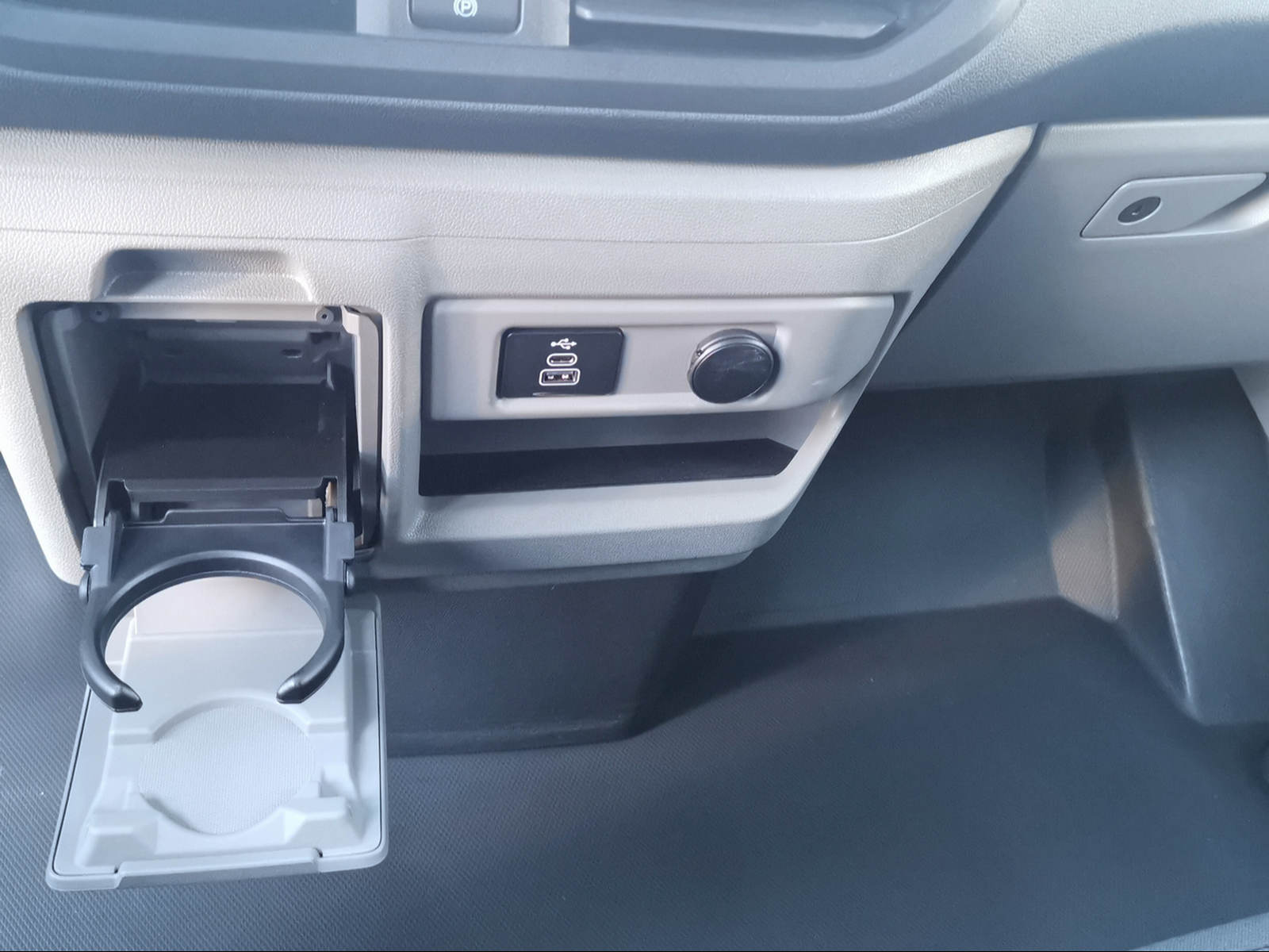 FORD E-Transit C Van 320 L1 74 kWh Trend-image-8