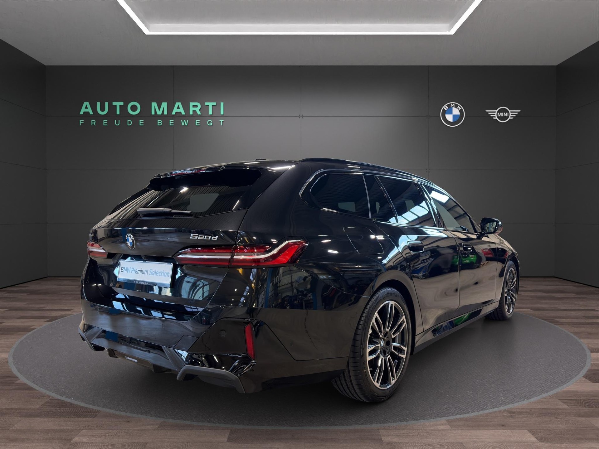 BMW 520d xDrive Touring M Sport-showroom-element-3