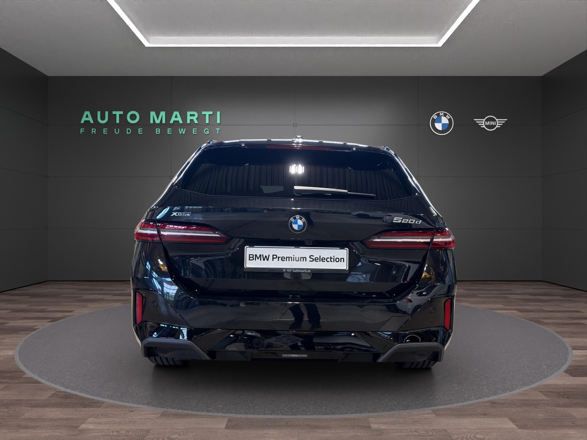 BMW 520d xDrive Touring M Sport-showroom-element-2