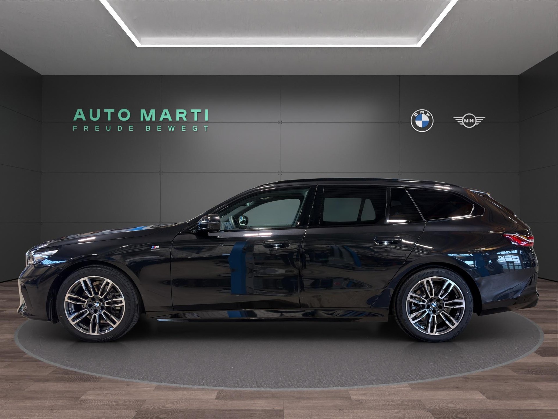 BMW 520d xDrive Touring M Sport-showroom-element-1