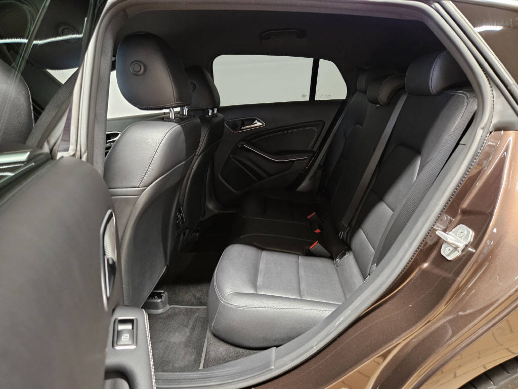 MERCEDES-BENZ CLA 180 Urban Shooting Brake-image-12