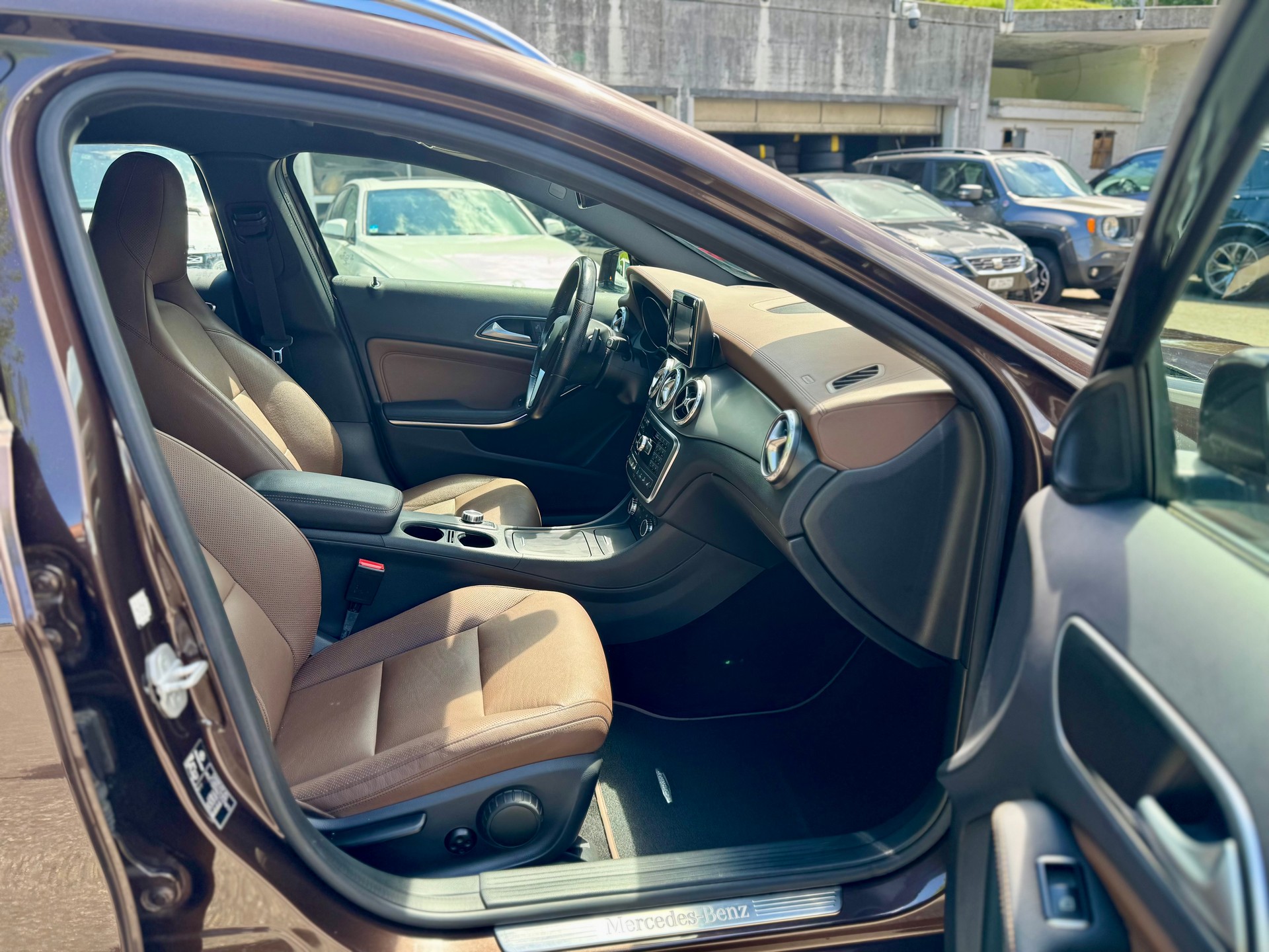 MERCEDES-BENZ GLA 250 4Matic 7G-DCT-image-14