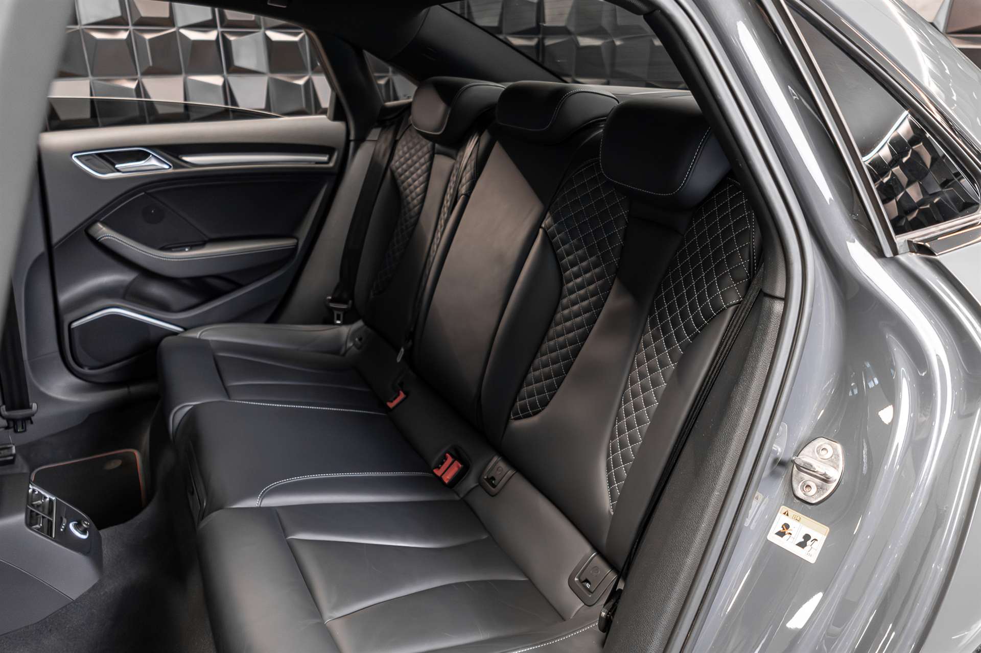 AUDI S3 Limousine 2.0 TFSI quattro S-tronic-image-24