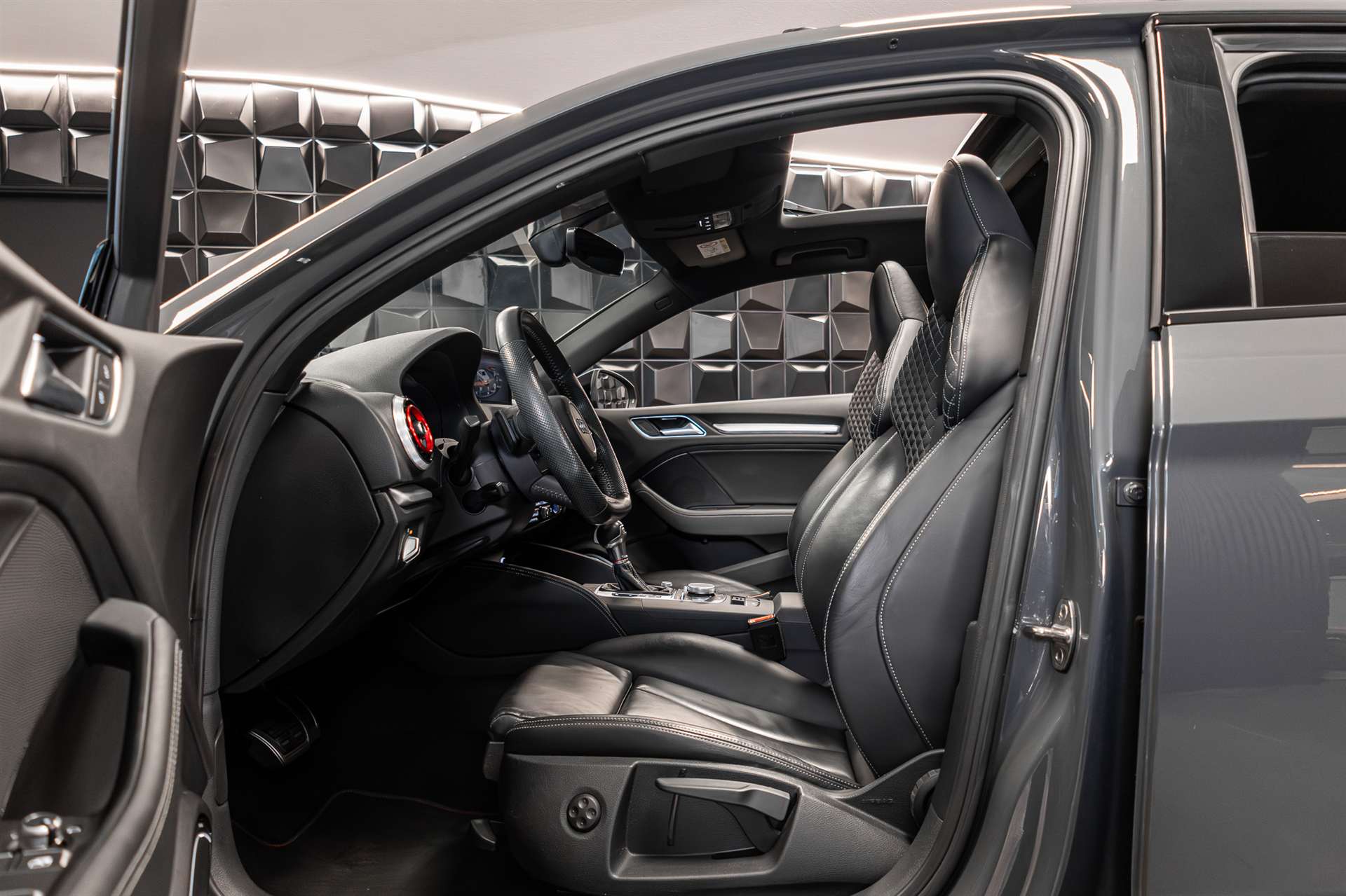 AUDI S3 Limousine 2.0 TFSI quattro S-tronic-image-11