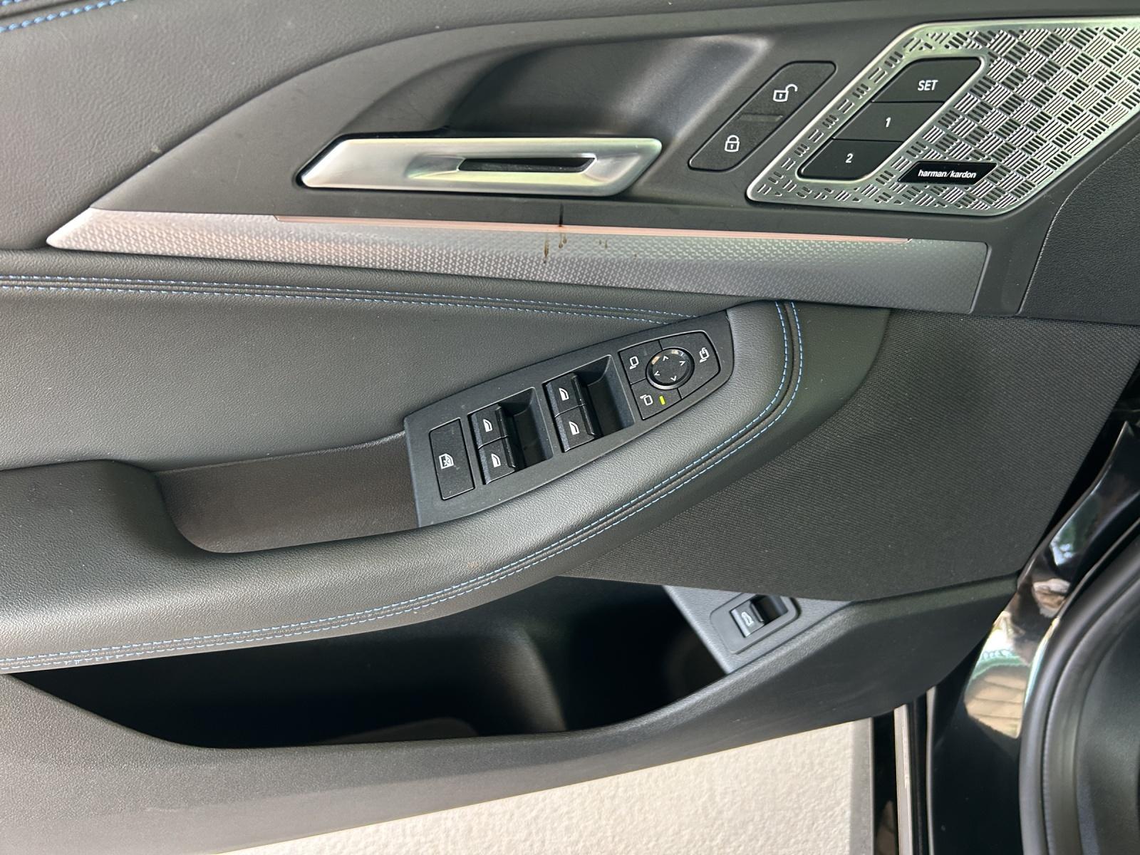 BMW 220i Active Tourer-image-14