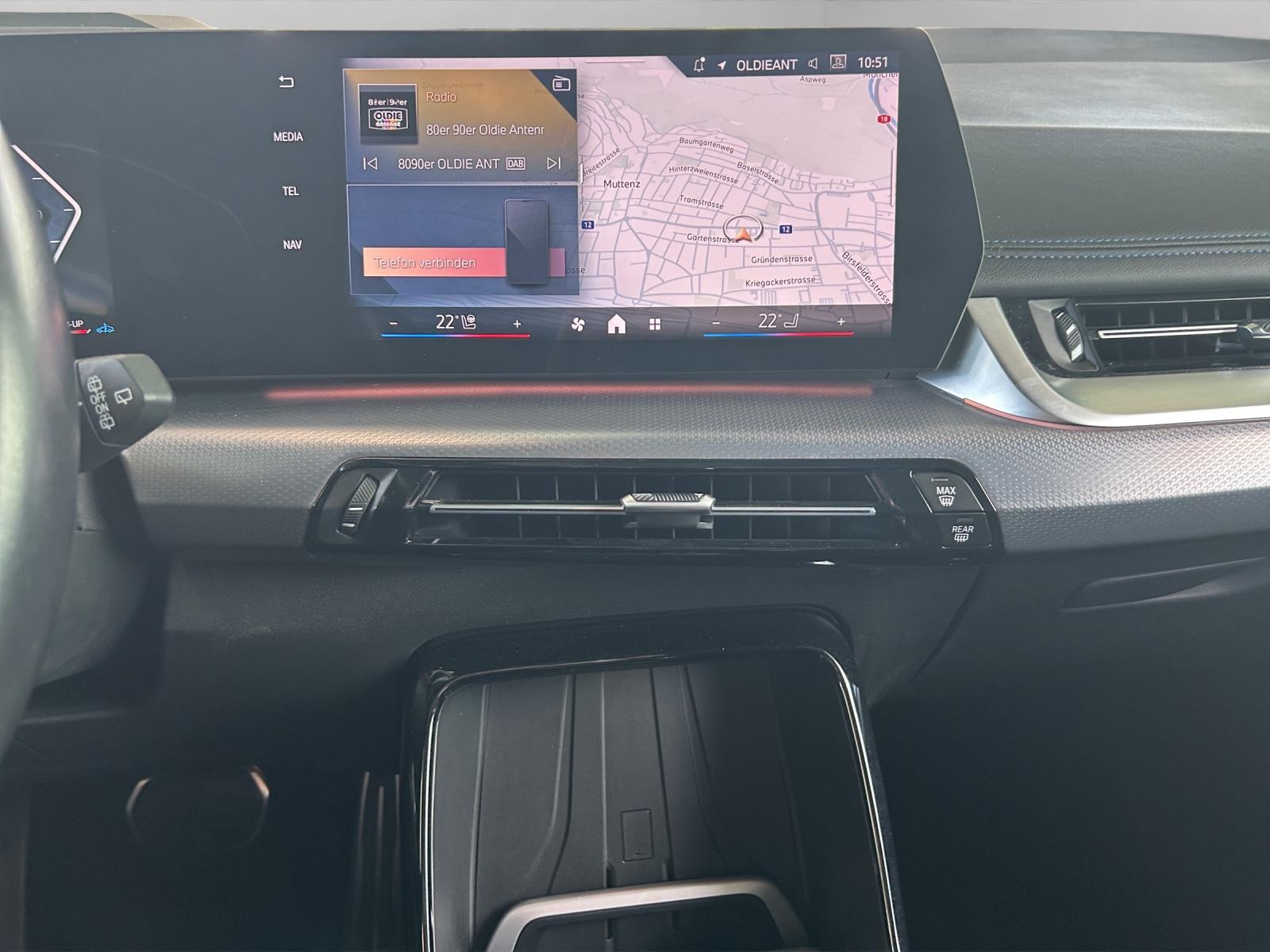 BMW 220i Active Tourer-image-9