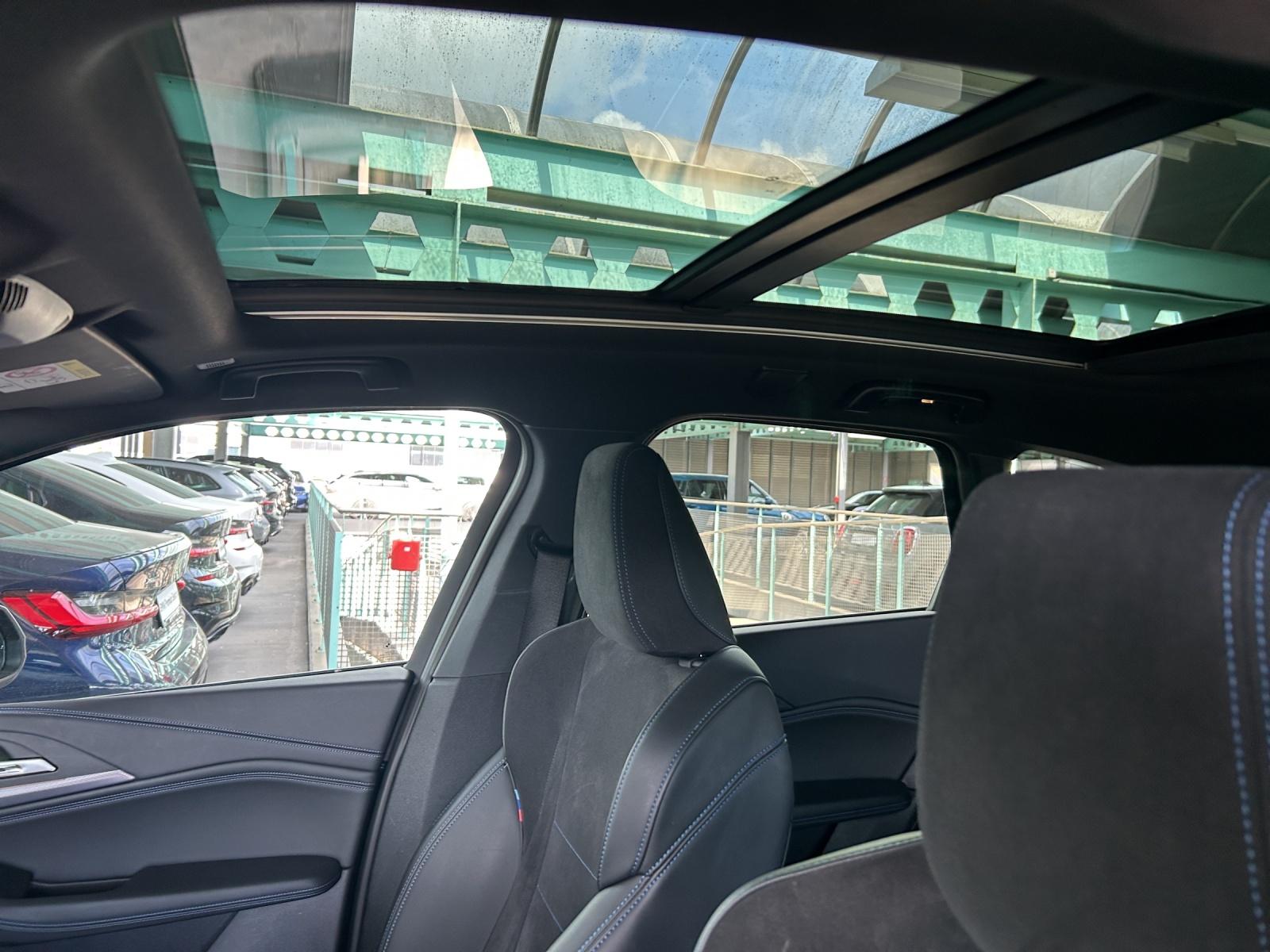 BMW 220i Active Tourer-image-12