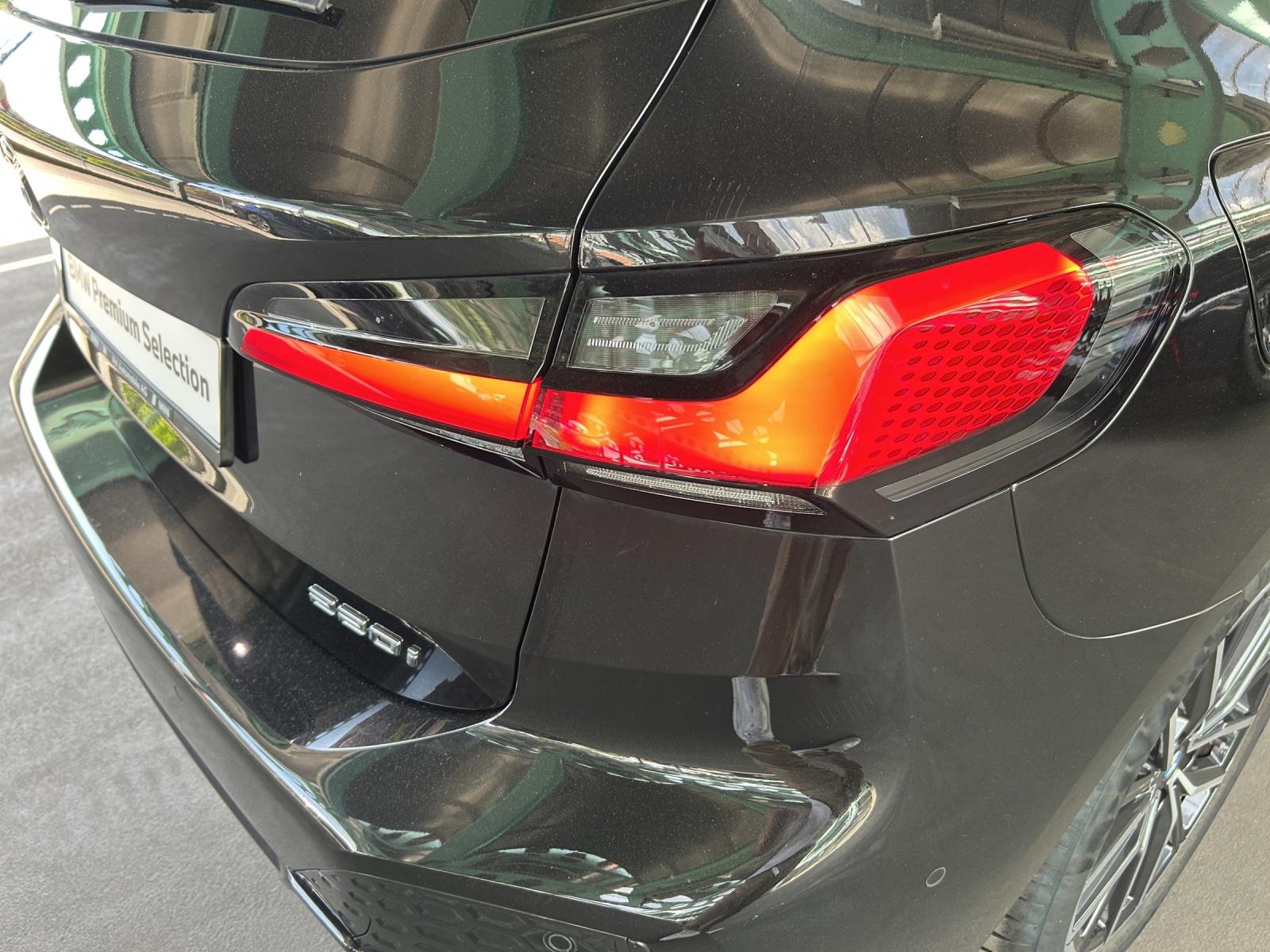 BMW 220i Active Tourer-image-24
