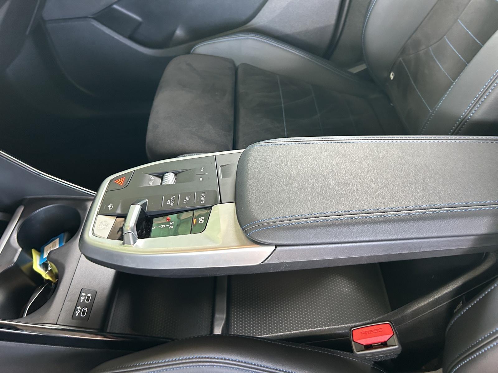 BMW 220i Active Tourer-image-17