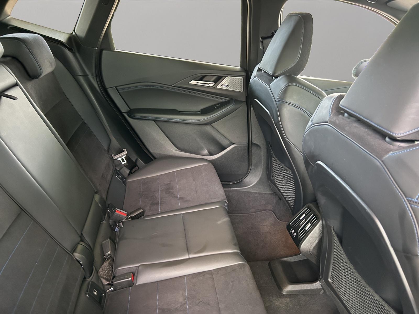 BMW 220i Active Tourer-image-11