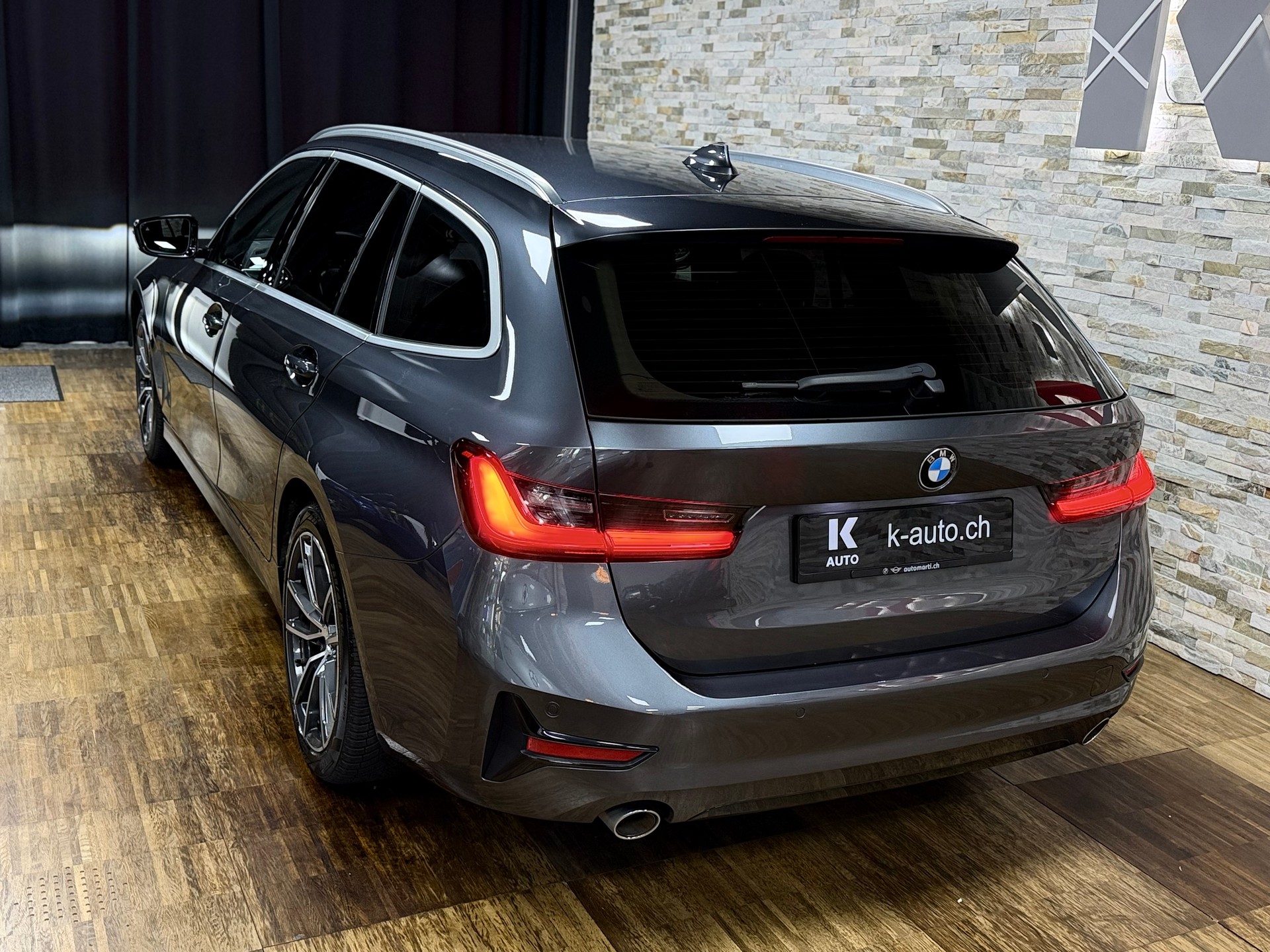 BMW 318d 48V Touring Sport Line Steptronic-showroom-element-1