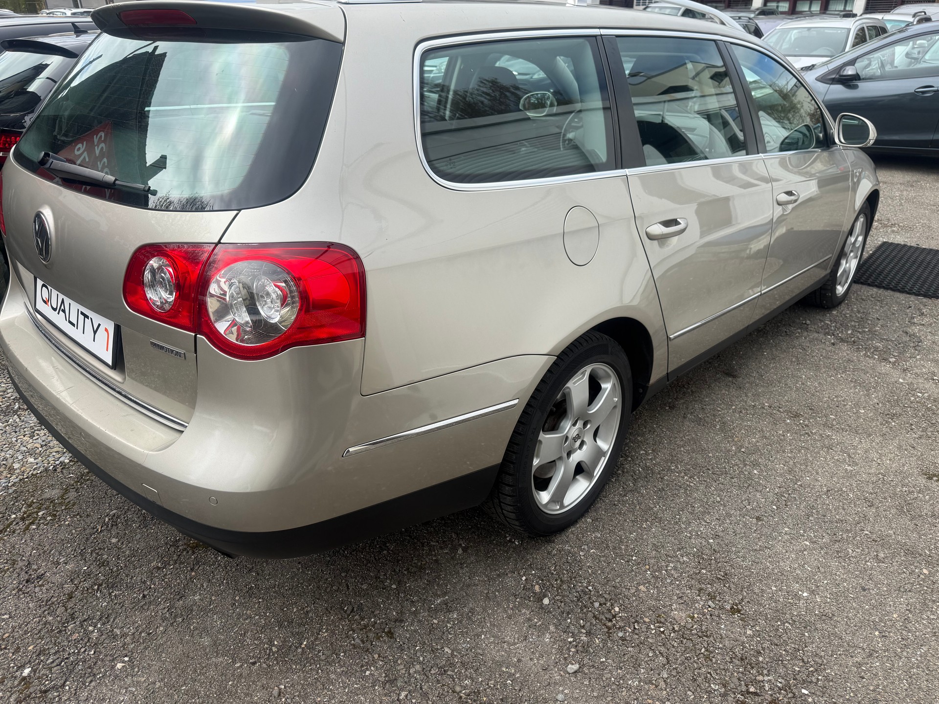VW Passat Variant 3.2 V6 FSI Highline 4Motion-image-5
