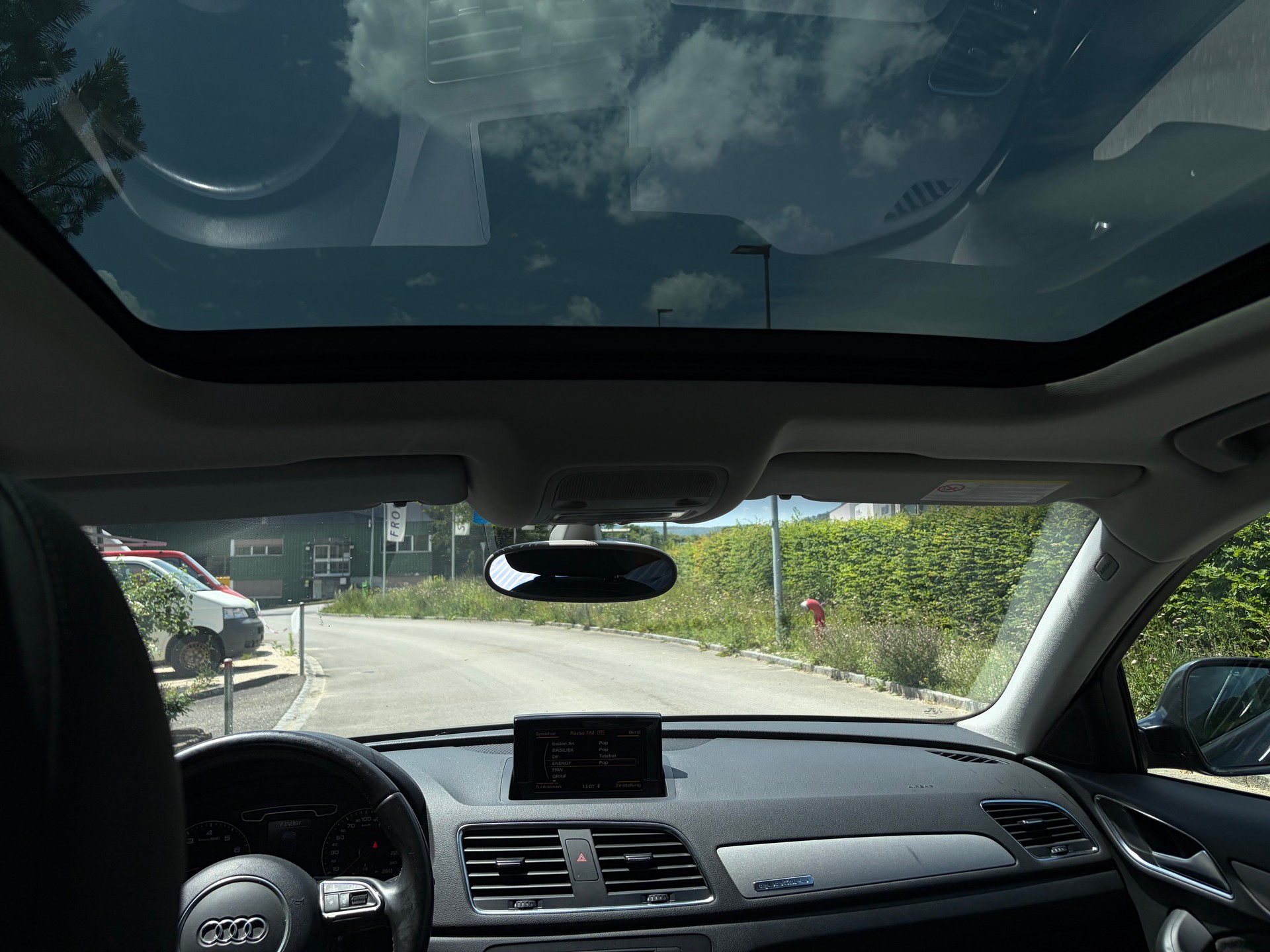 AUDI Q3 2.0 TFSI quattro S-tronic-image-2