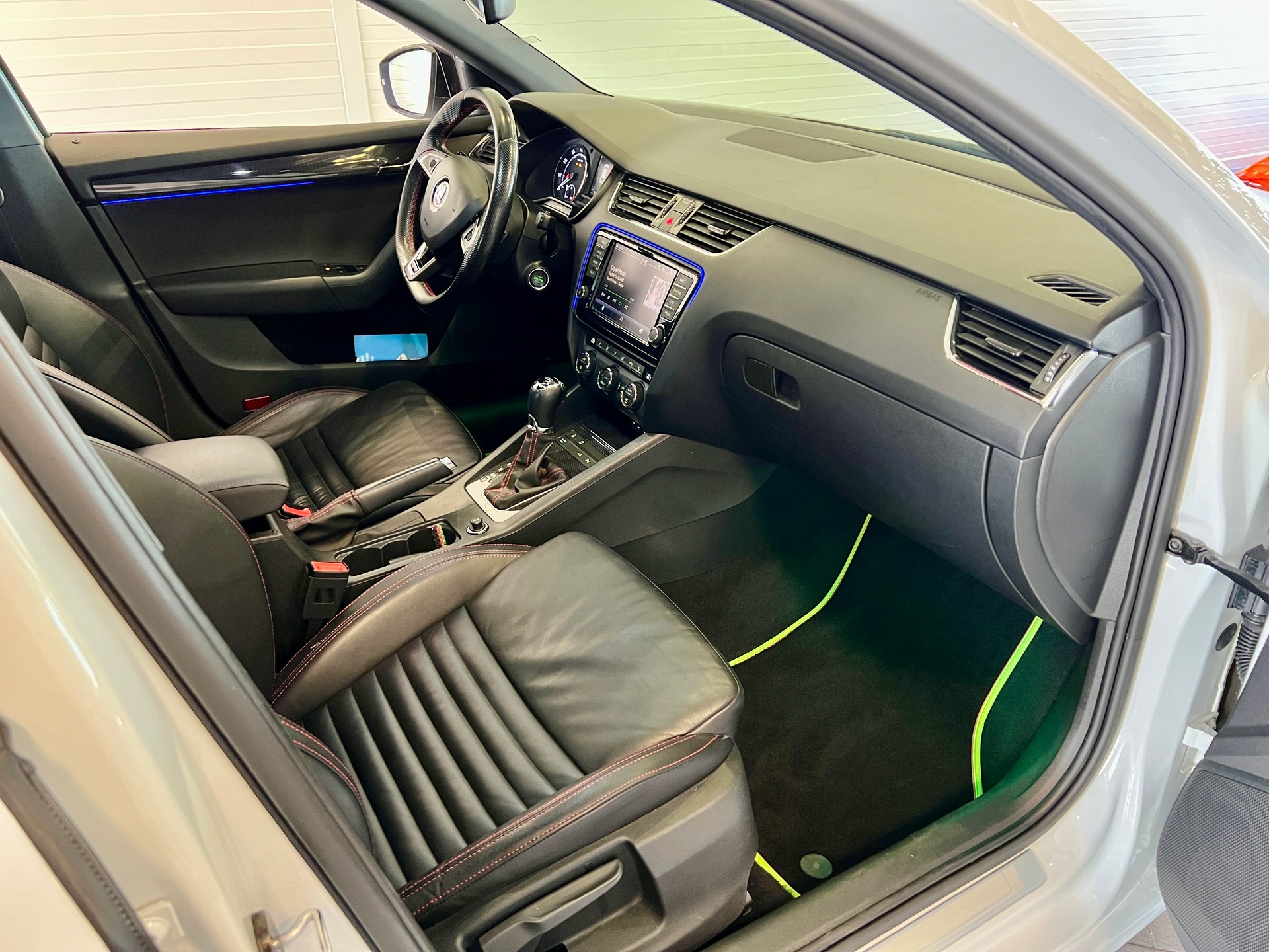 SKODA Octavia Combi 2.0 TSI RS DSG-image-11