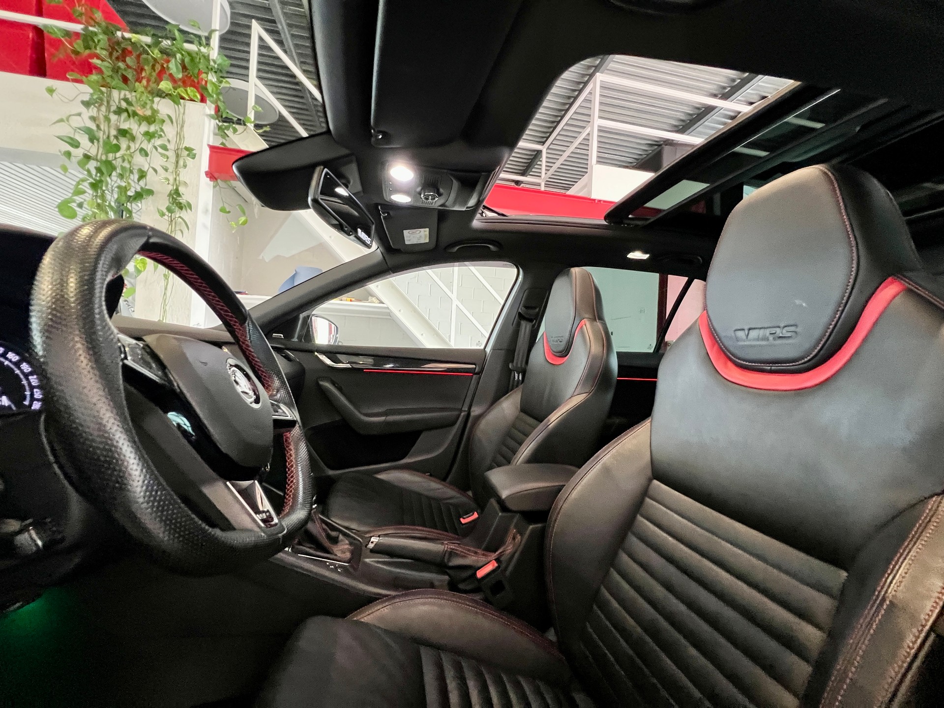 SKODA Octavia Combi 2.0 TSI RS DSG-image-15