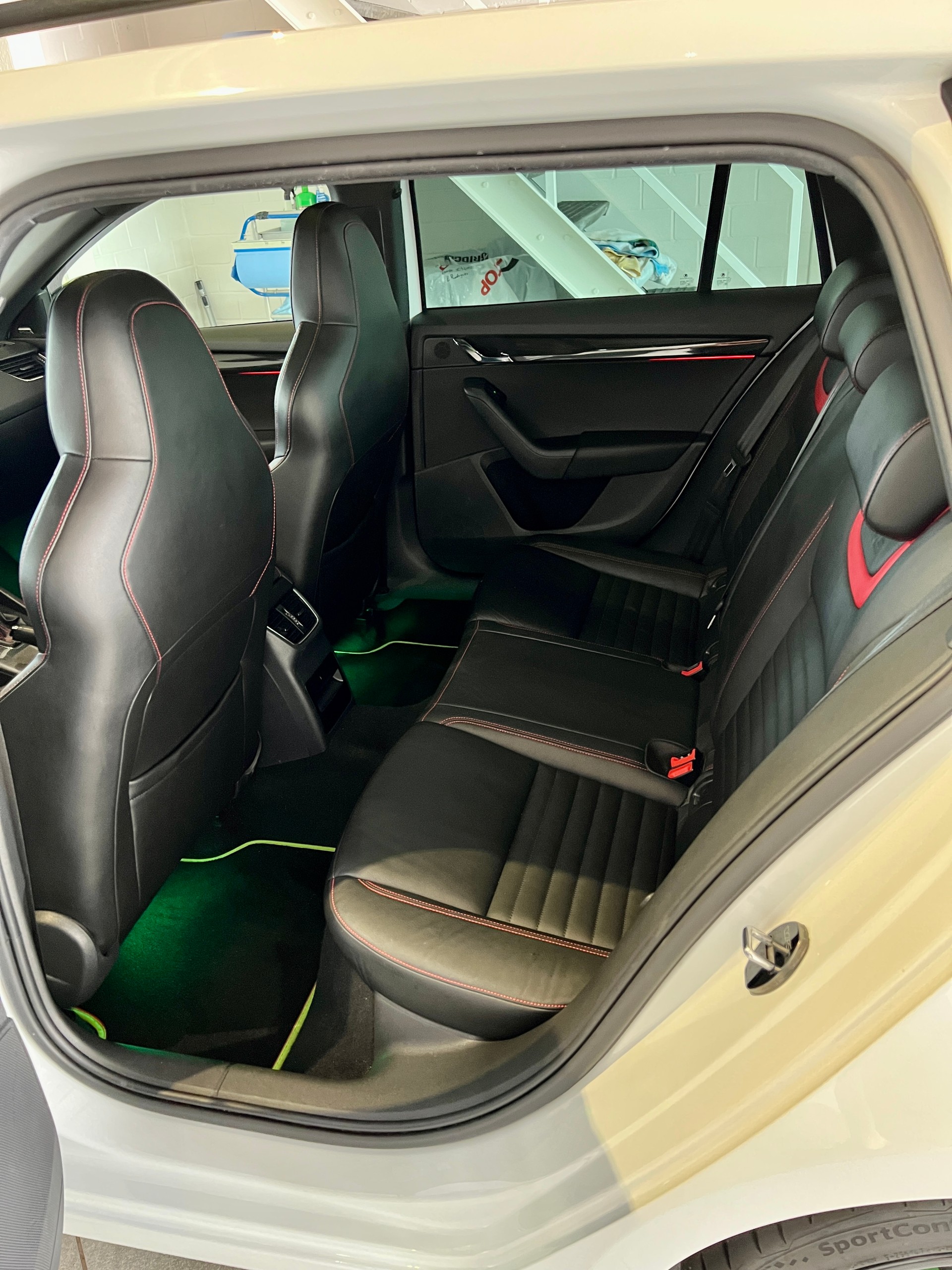 SKODA Octavia Combi 2.0 TSI RS DSG-image-16