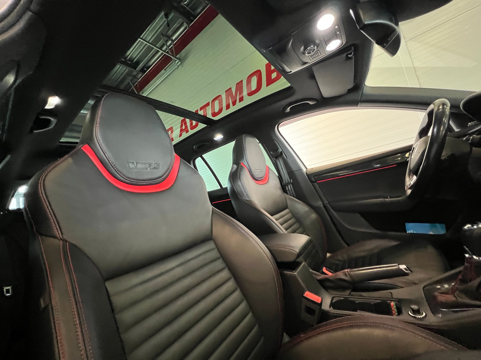 SKODA Octavia Combi 2.0 TSI RS DSG-image-13