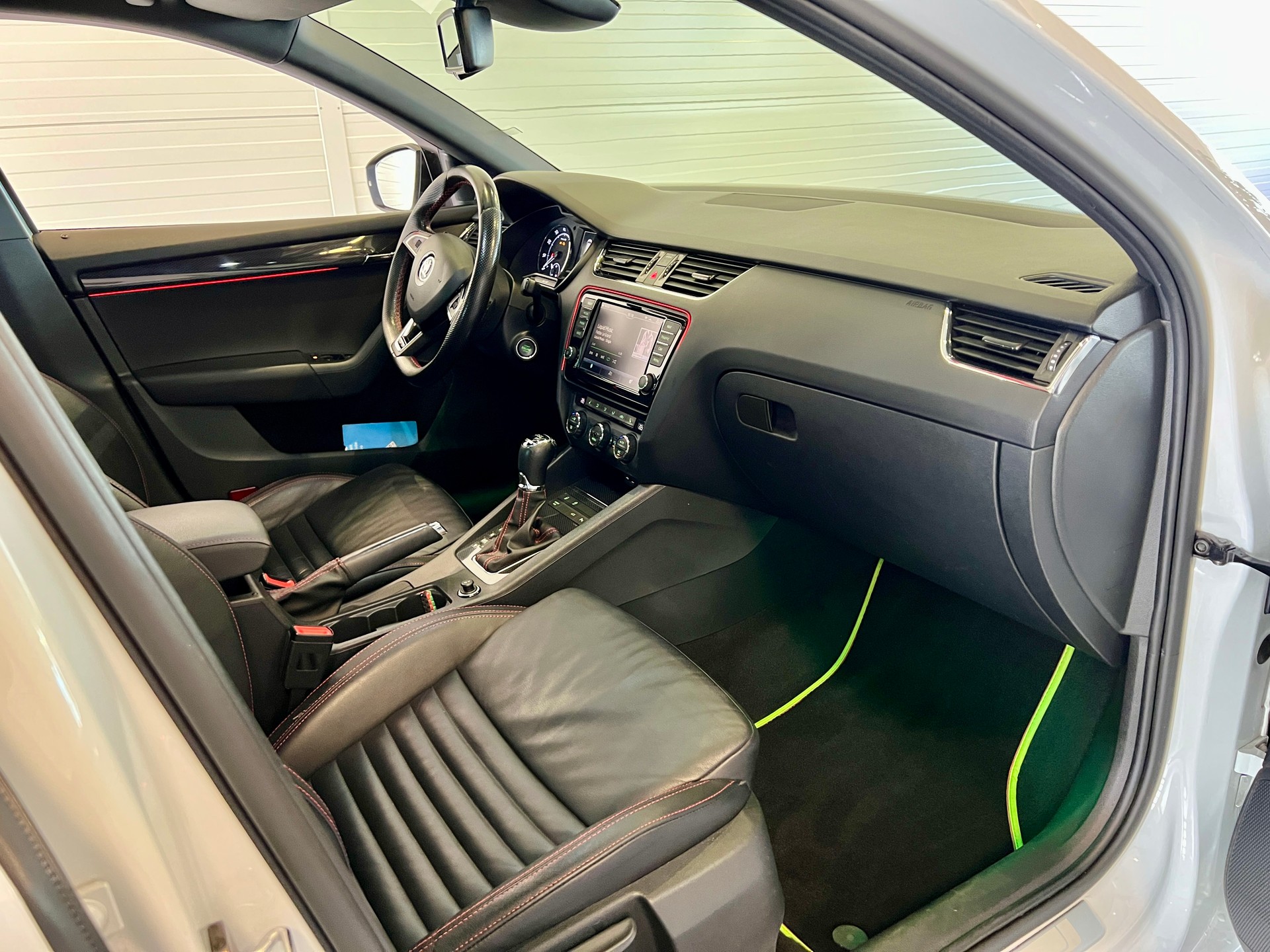 SKODA Octavia Combi 2.0 TSI RS DSG-image-12