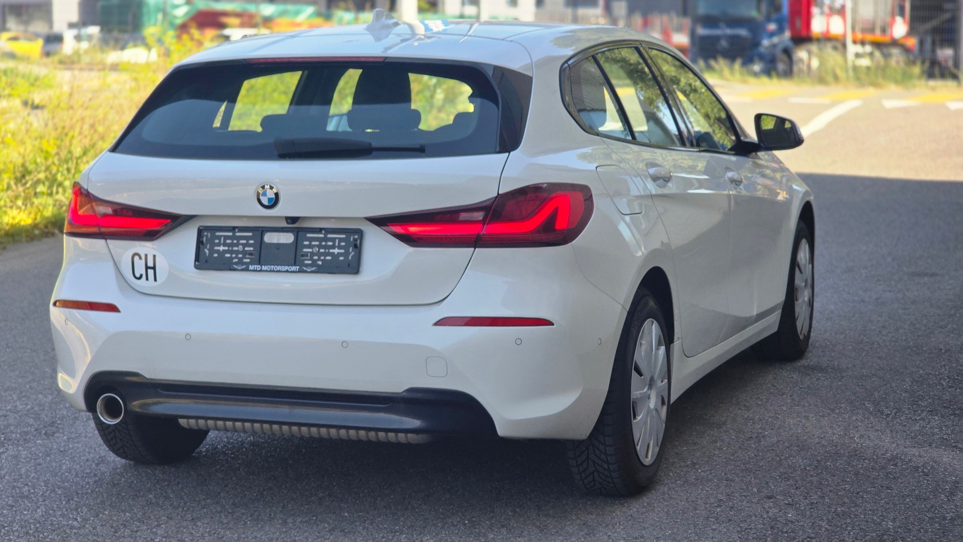 BMW 118i Essential Edition-showroom-element-3