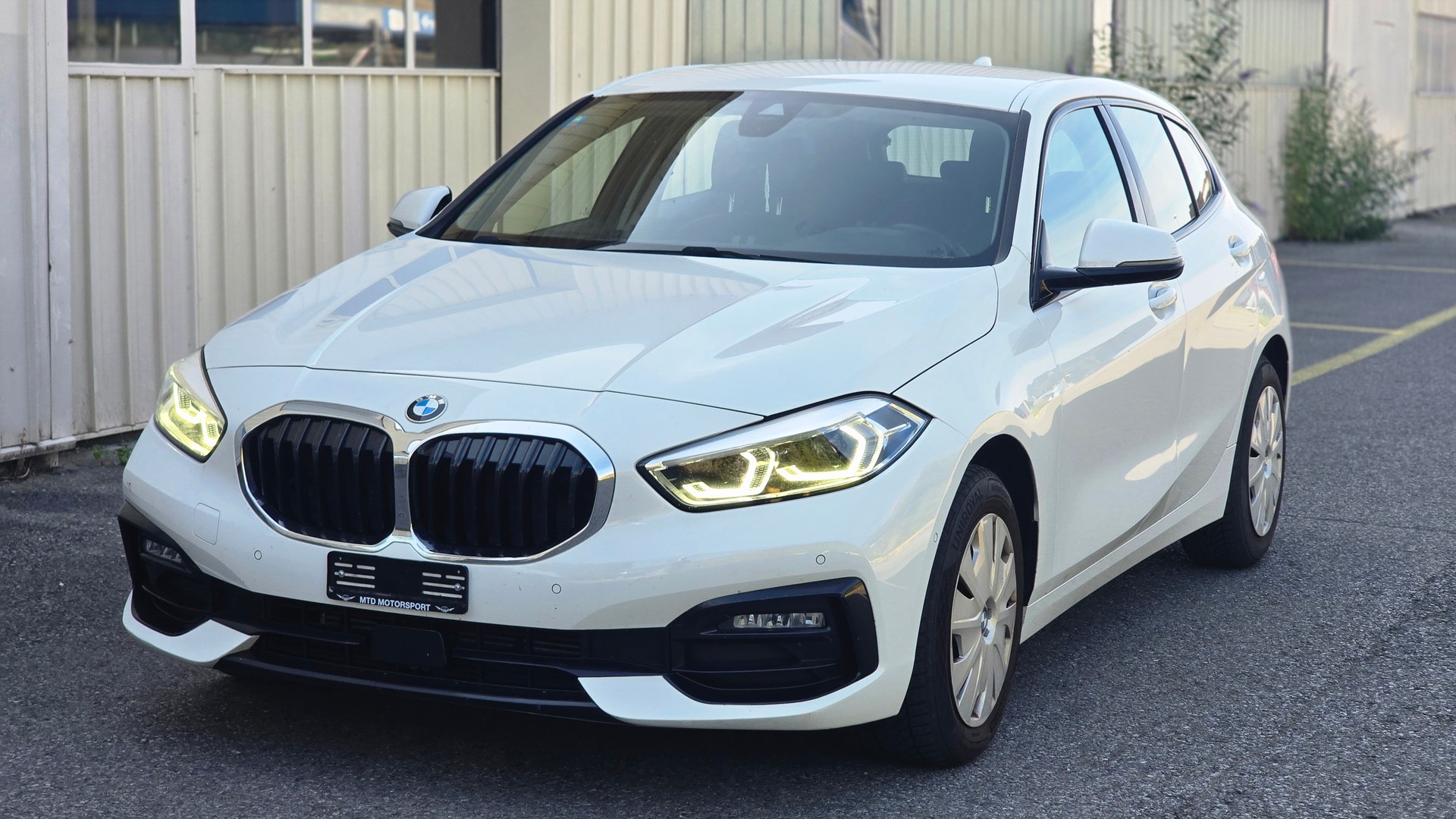 BMW 118i Essential Edition-showroom-element-2