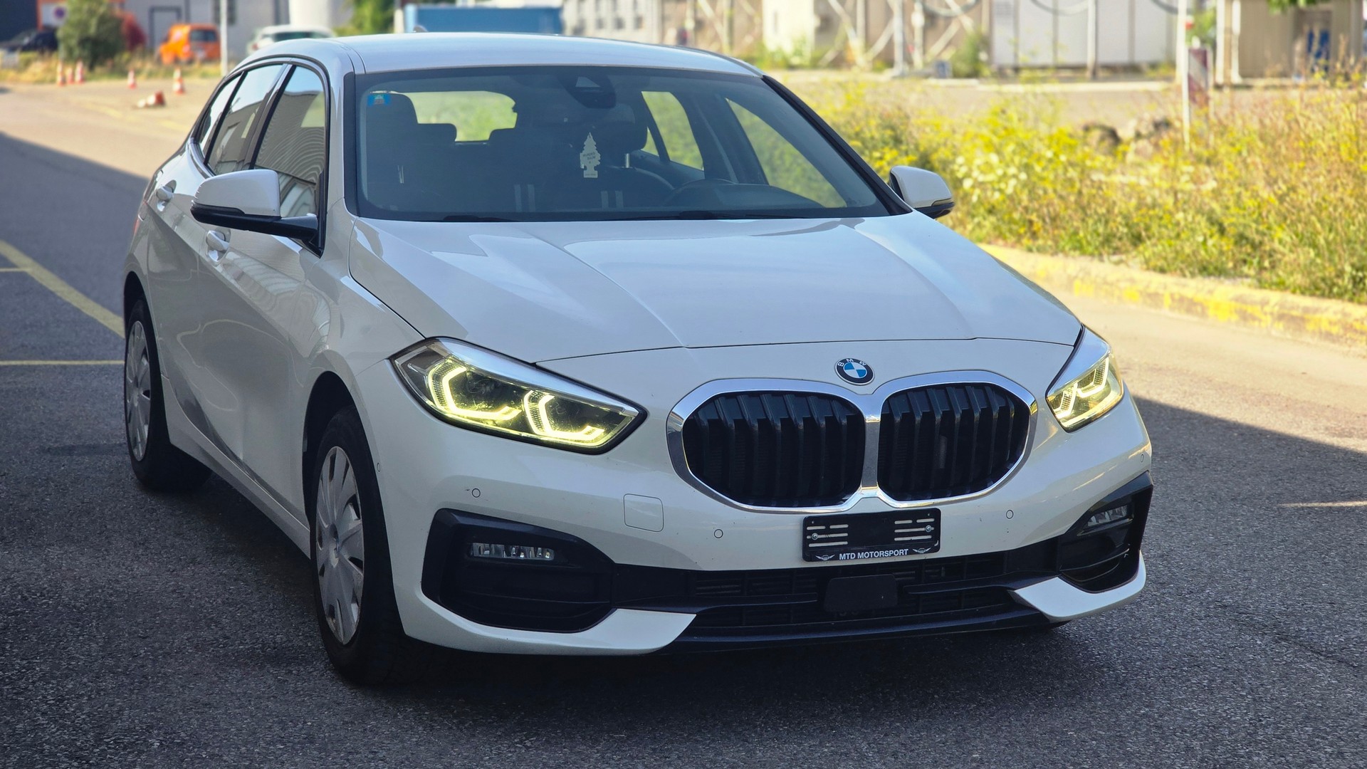 BMW 118i Essential Edition-showroom-element-1