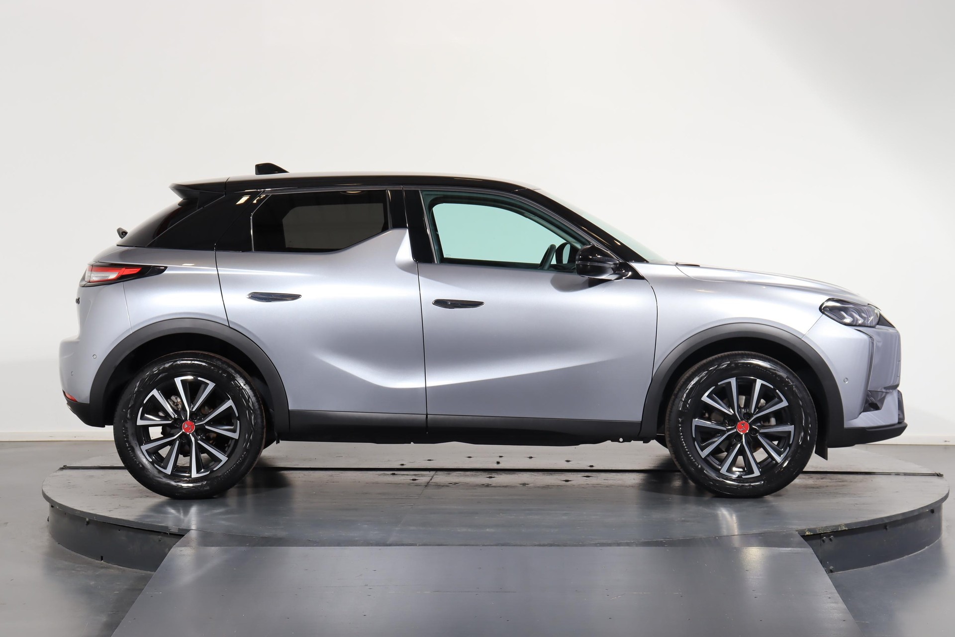 DS AUTOMOBILES 3 Crossback 1.2 PureTech 130 Ligne Noire-showroom-element-1