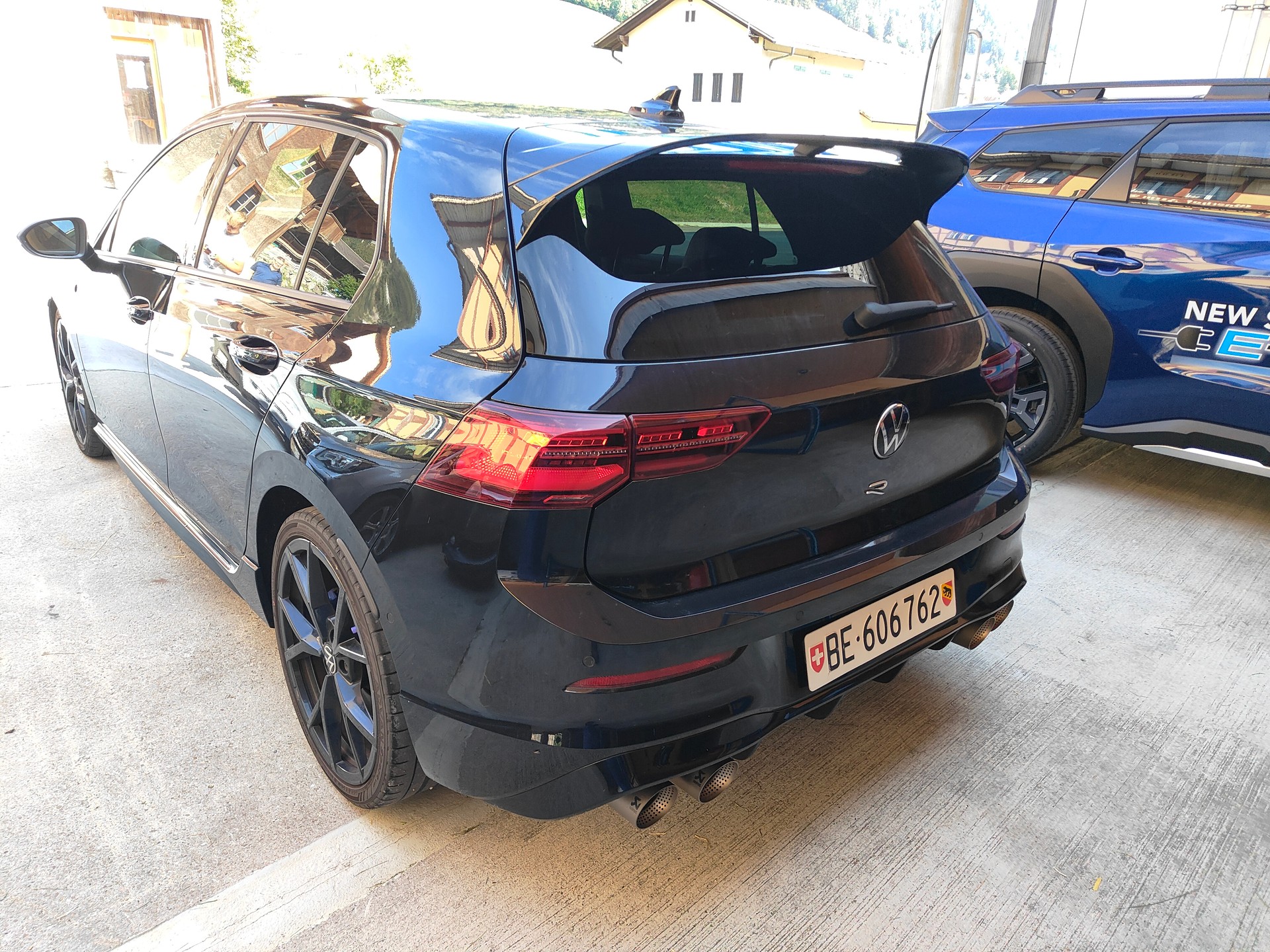 VW 2.0 TSI R DSG 4Motion R-Performanc-showroom-element-3