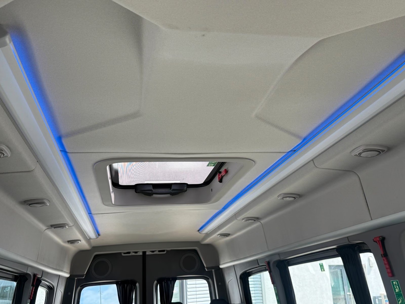 VW Crafter Bus 17-Sitzer-image-14