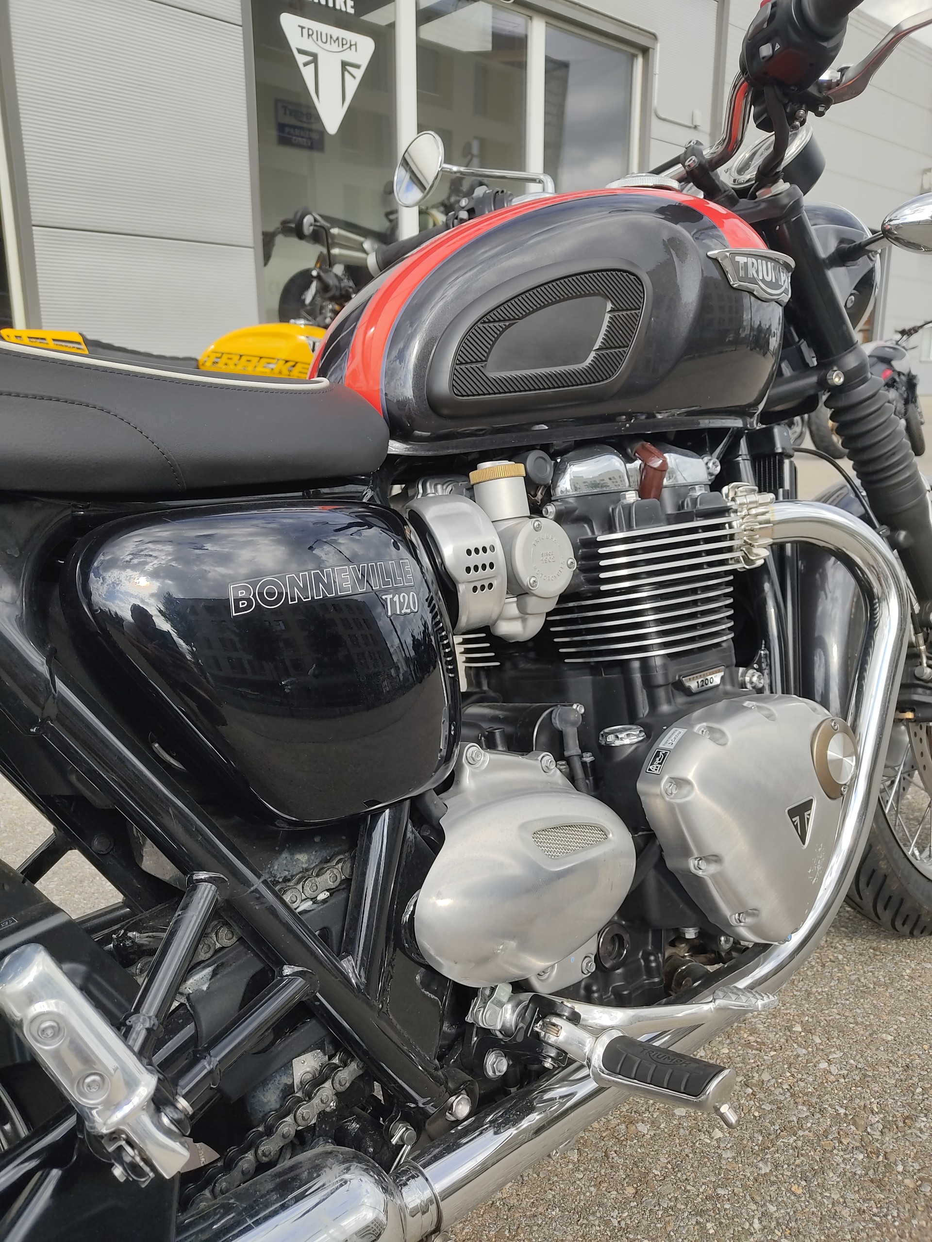 TRIUMPH Bonneville T120 ABS-image-4
