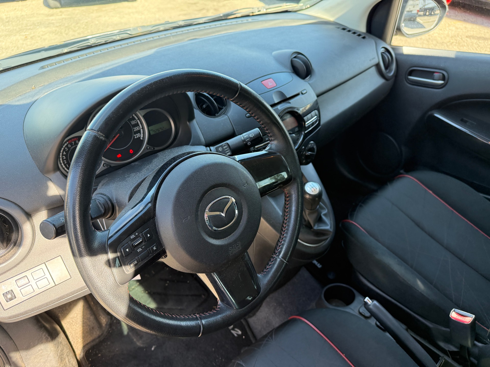 MAZDA 2 1.3i 16V Voila ma Suisse Edition-image-9
