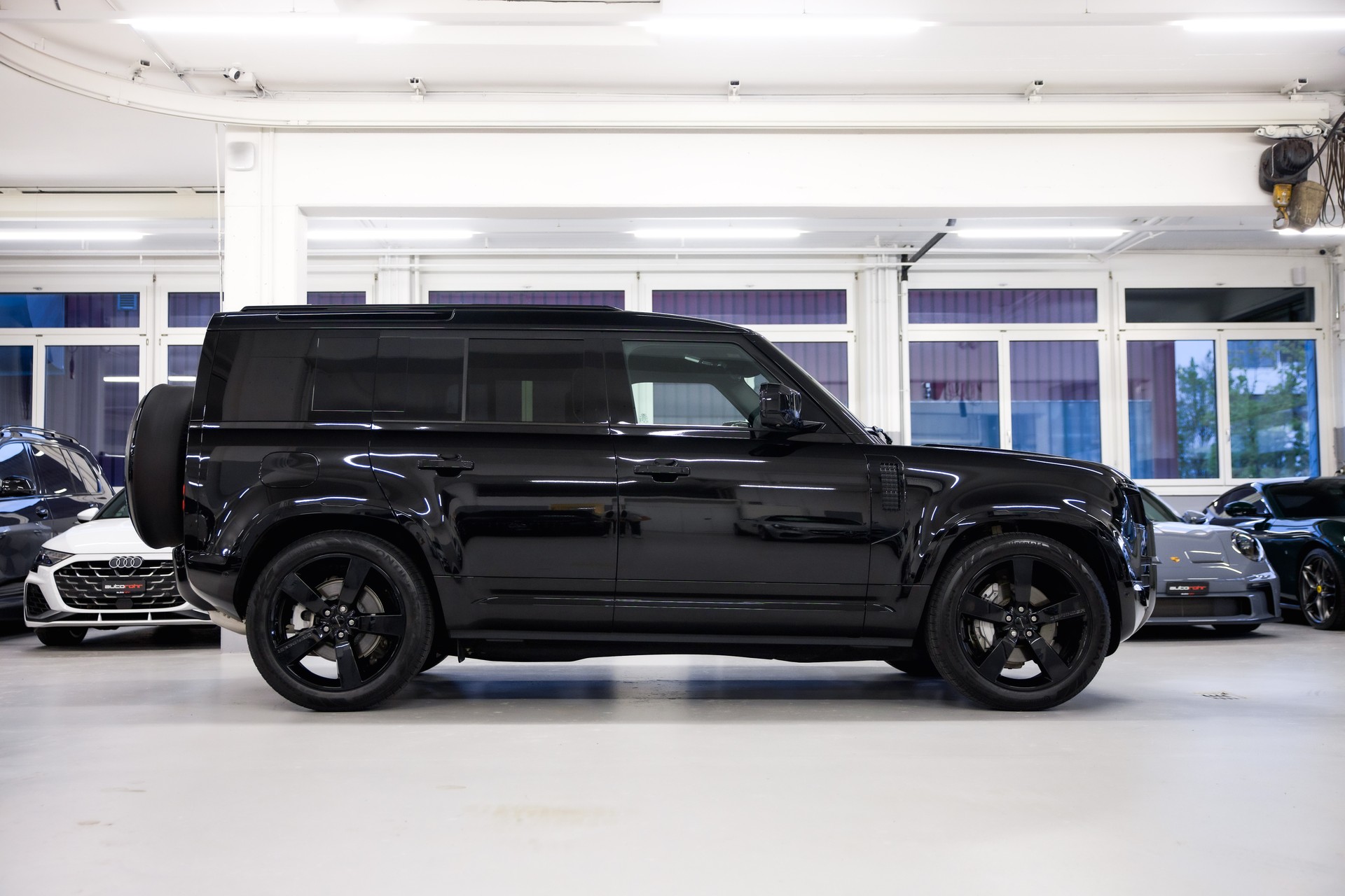 LAND ROVER Defender 110 3.0 D I6 350 X-Dynamic HSE *5 Jahre Werksgarantie*-showroom-element-3