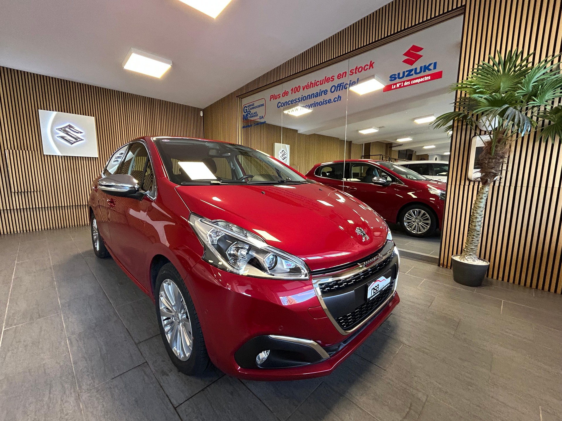 PEUGEOT 208 1.2 PureTech Allure S/S AUTOMATIQUE-showroom-element-1