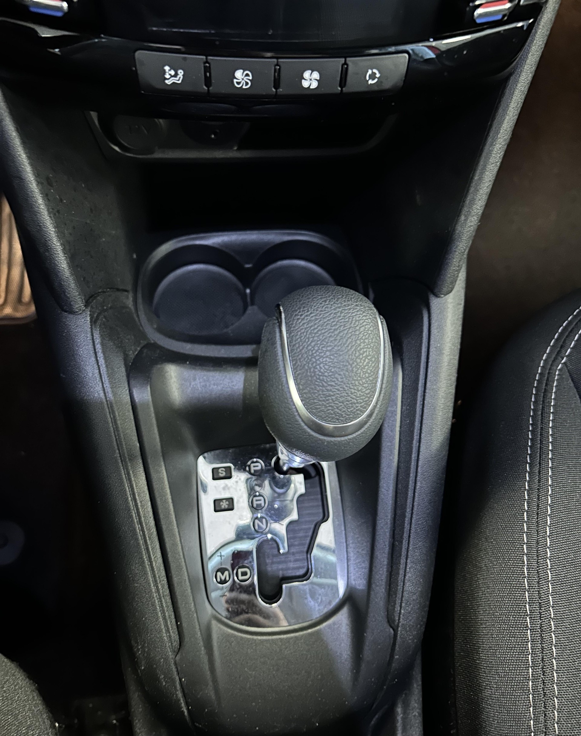 PEUGEOT 208 1.2 PureTech Allure S/S AUTOMATIQUE-image-9