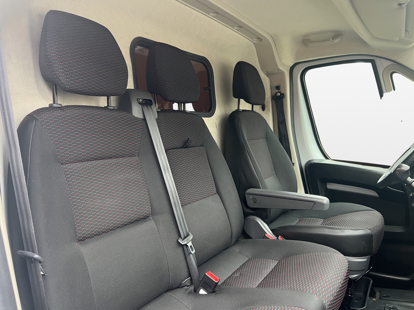 PEUGEOT Boxer 2.2 HDI 335 Premium L2H2-image-14