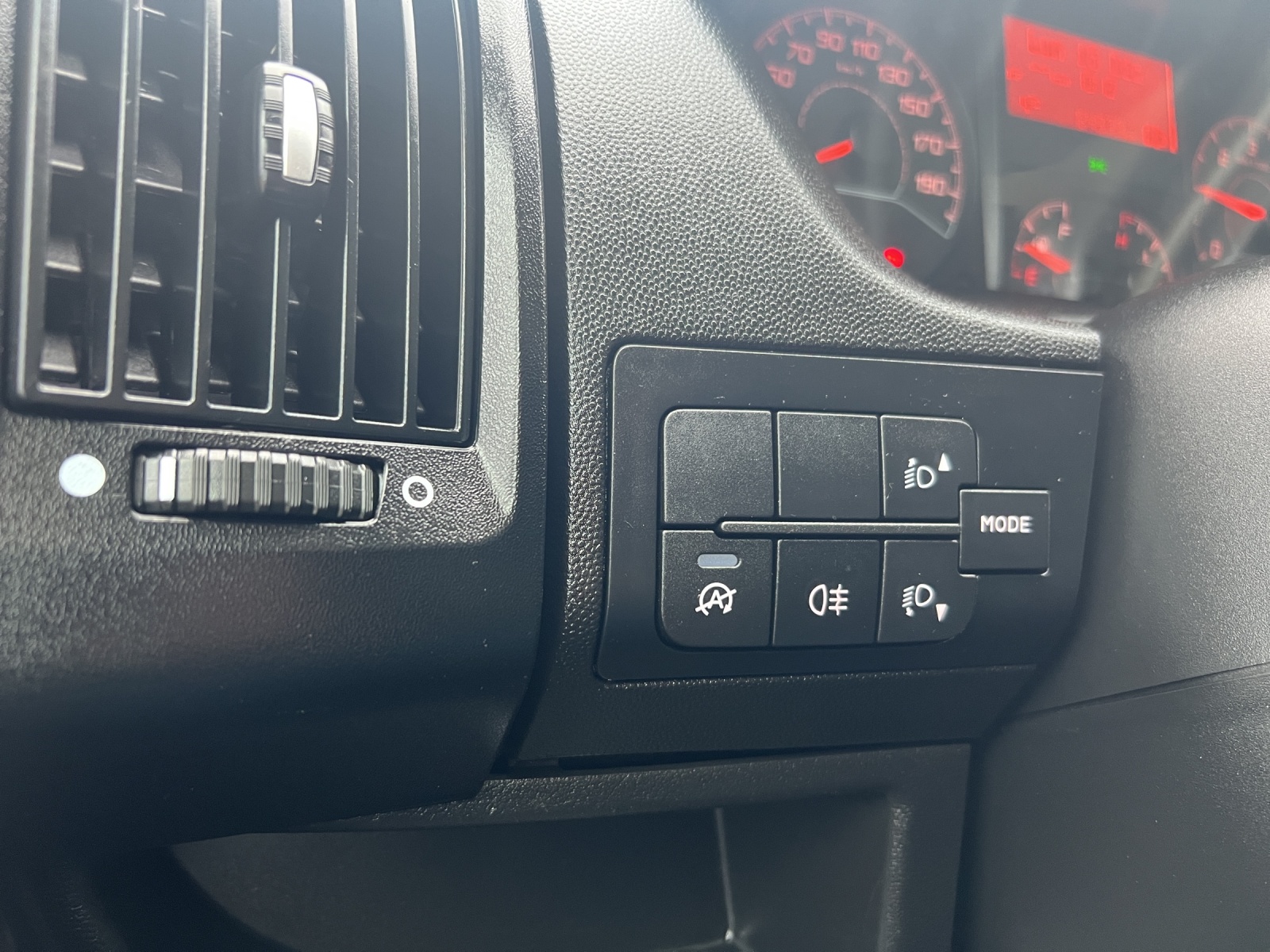 PEUGEOT Boxer 2.2 HDI 335 Premium L2H2-image-21
