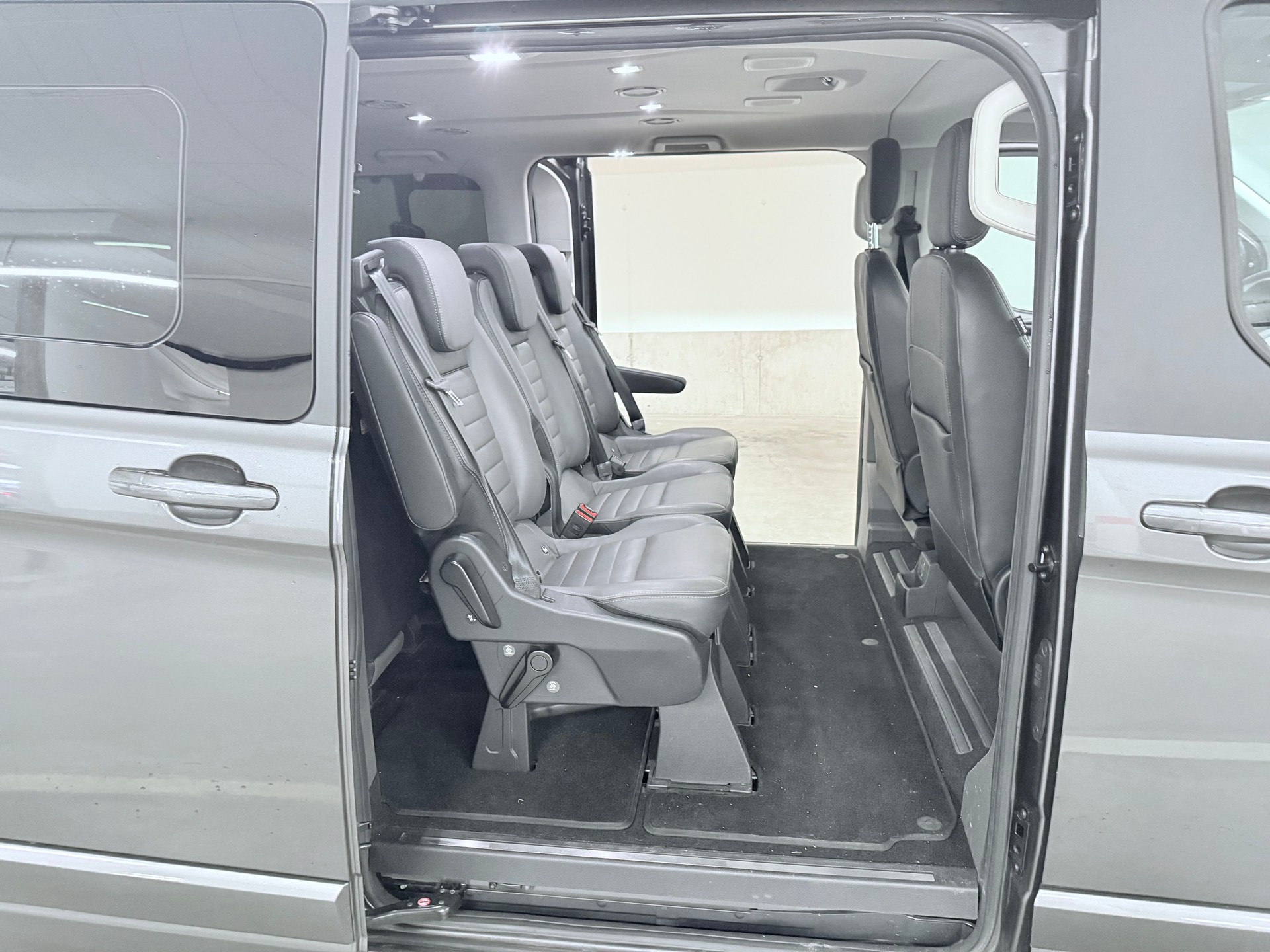 FORD Tourneo Custom 320 L1H1 Titanium A-image-10