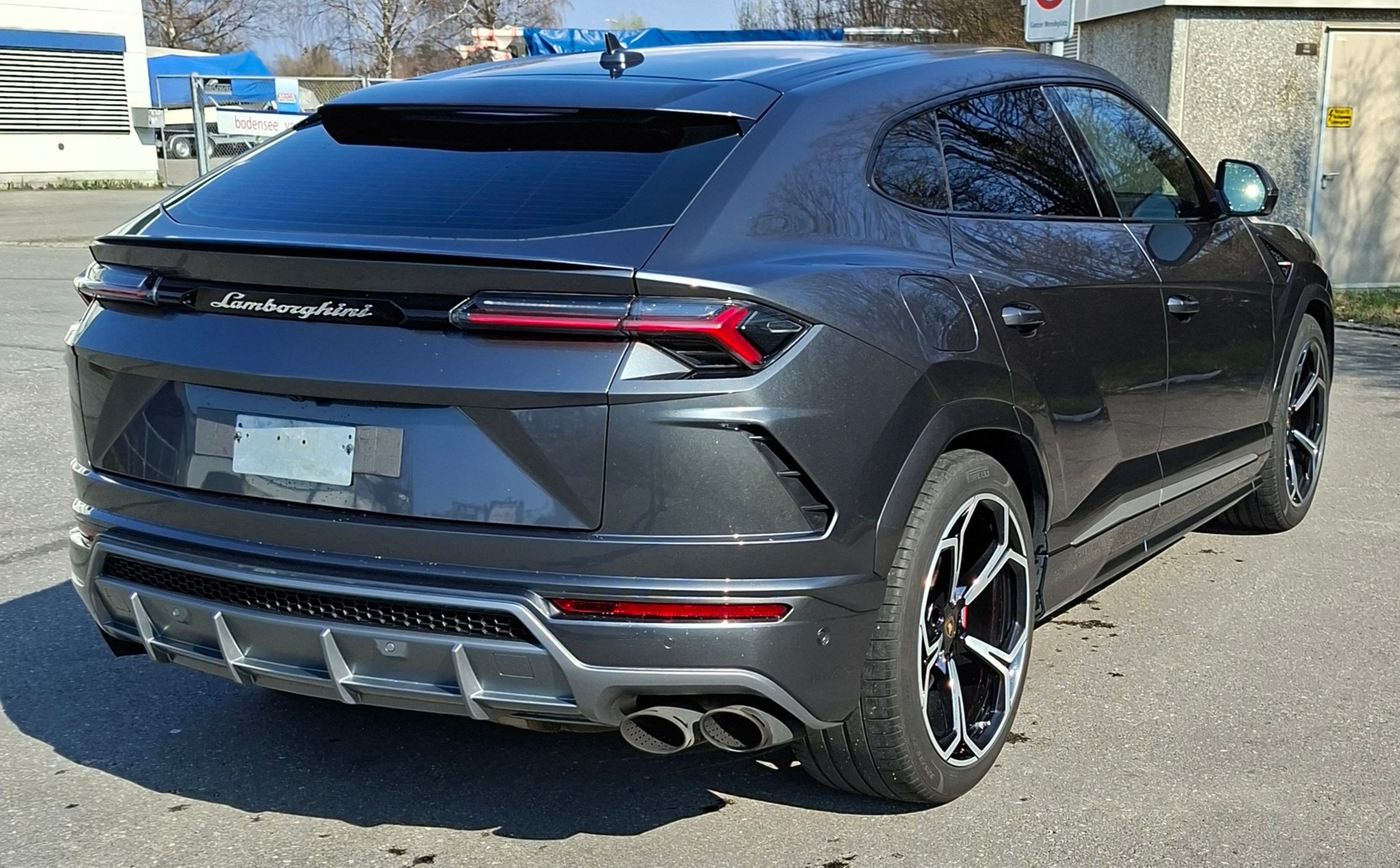 LAMBORGHINI Urus E-Gear-showroom-element-2