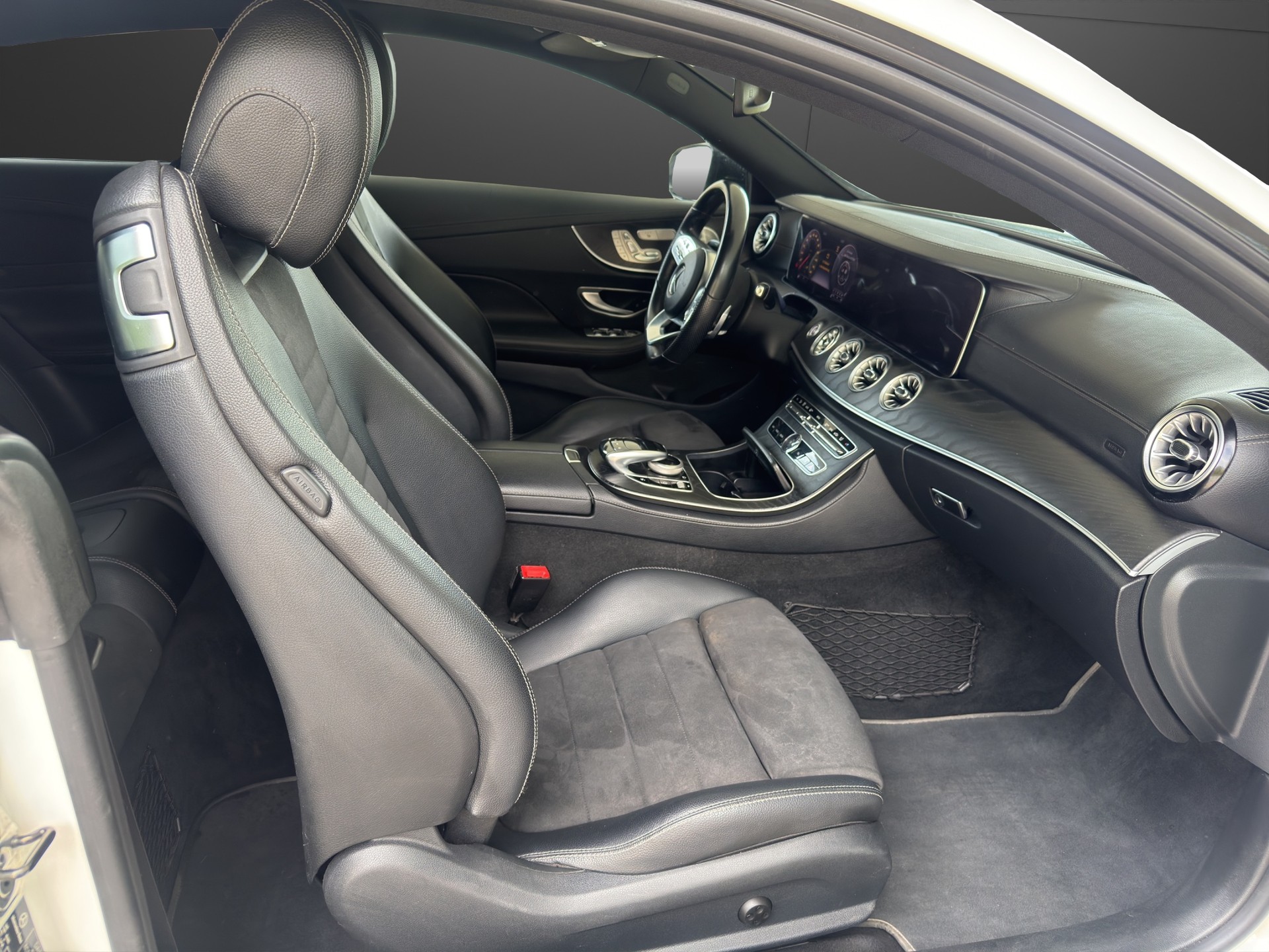 MERCEDES-BENZ E 200 Coupé AMG Line 4 Matic 9G-Tronic-image-17