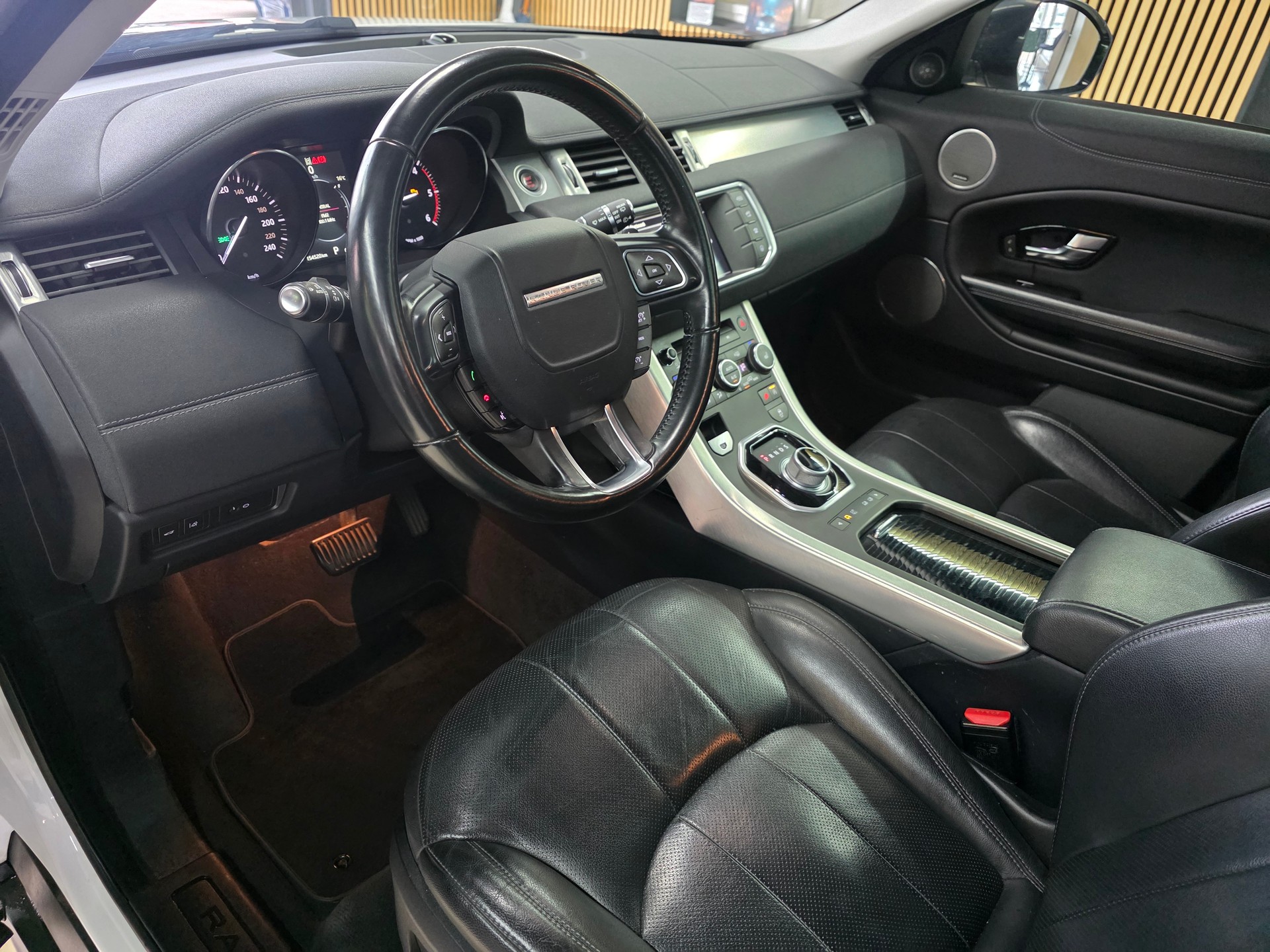 LAND ROVER Range Rover Evoque 2.0 TD4 HSE Dynamic AT9 Fuji White-image-7