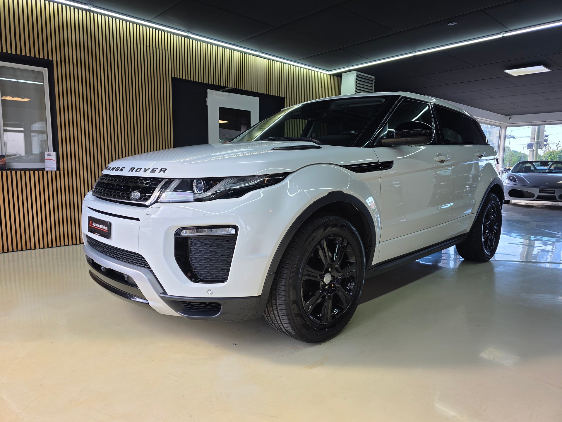 LAND ROVER Range Rover Evoque 2.0 TD4 HSE Dynamic AT9 Fuji White-showroom-element-2
