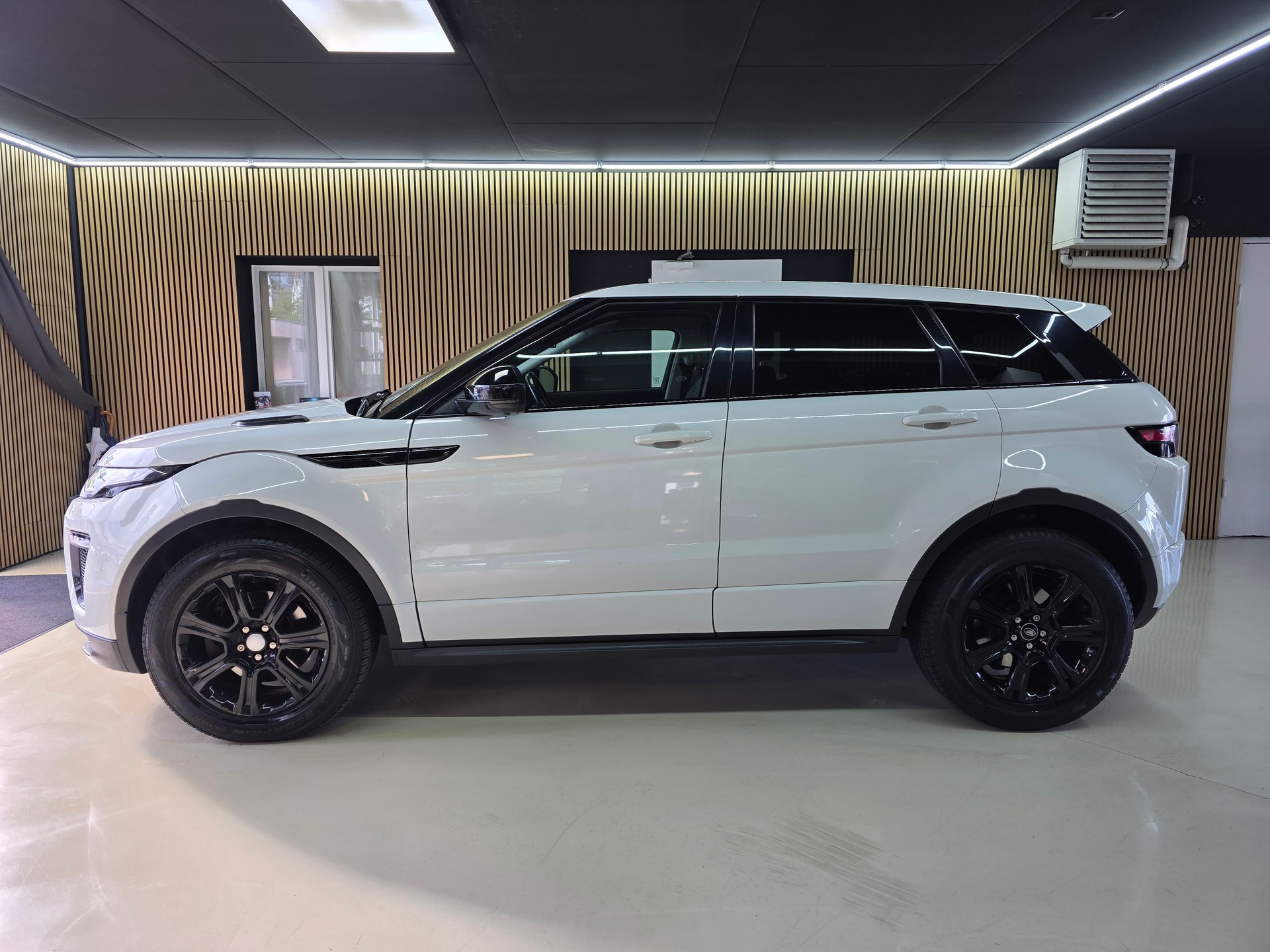 LAND ROVER Range Rover Evoque 2.0 TD4 HSE Dynamic AT9 Fuji White-showroom-element-3